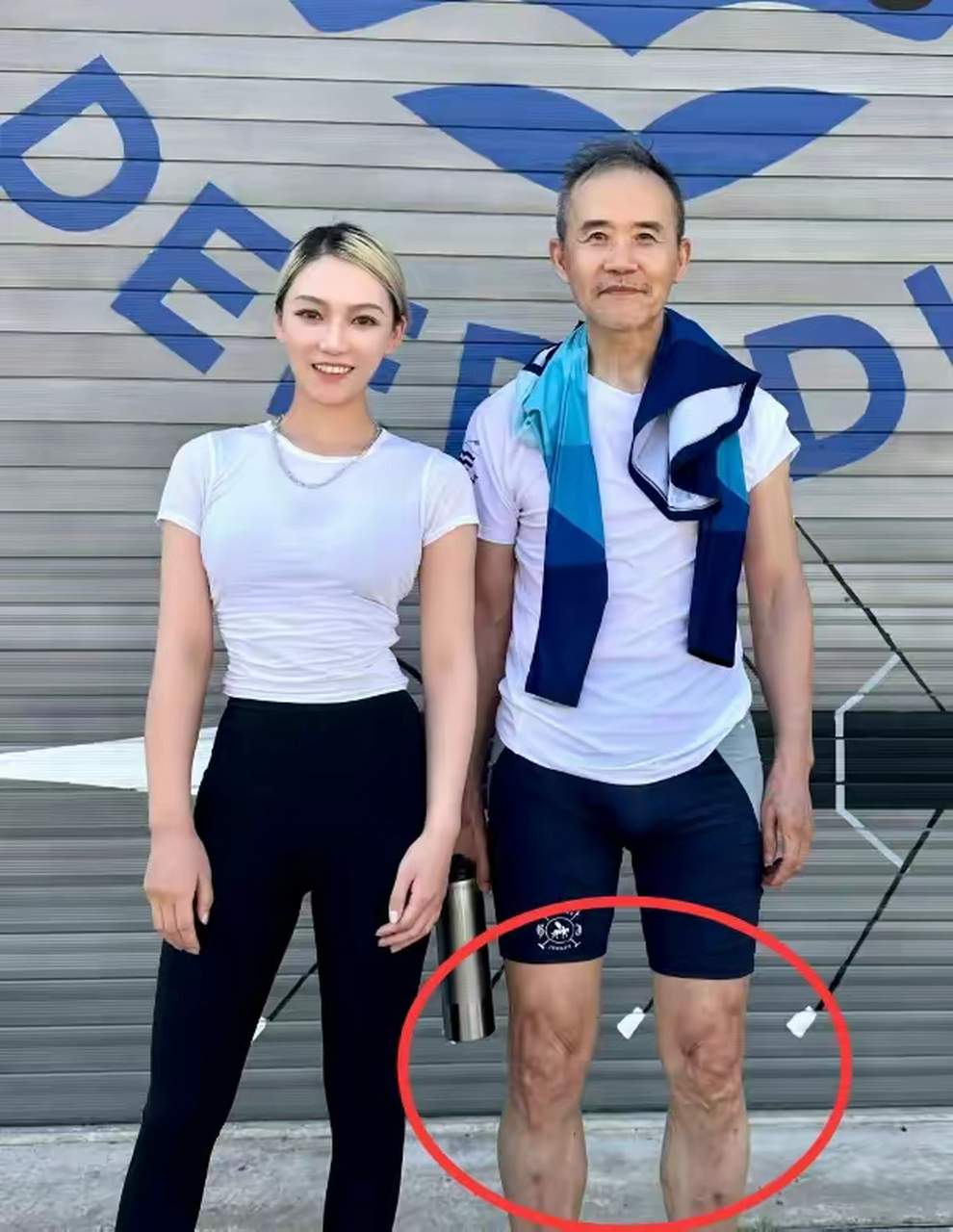 72岁王石和女网红一起健身吃饭,对方称其"爷爷",双腿暴露年龄!