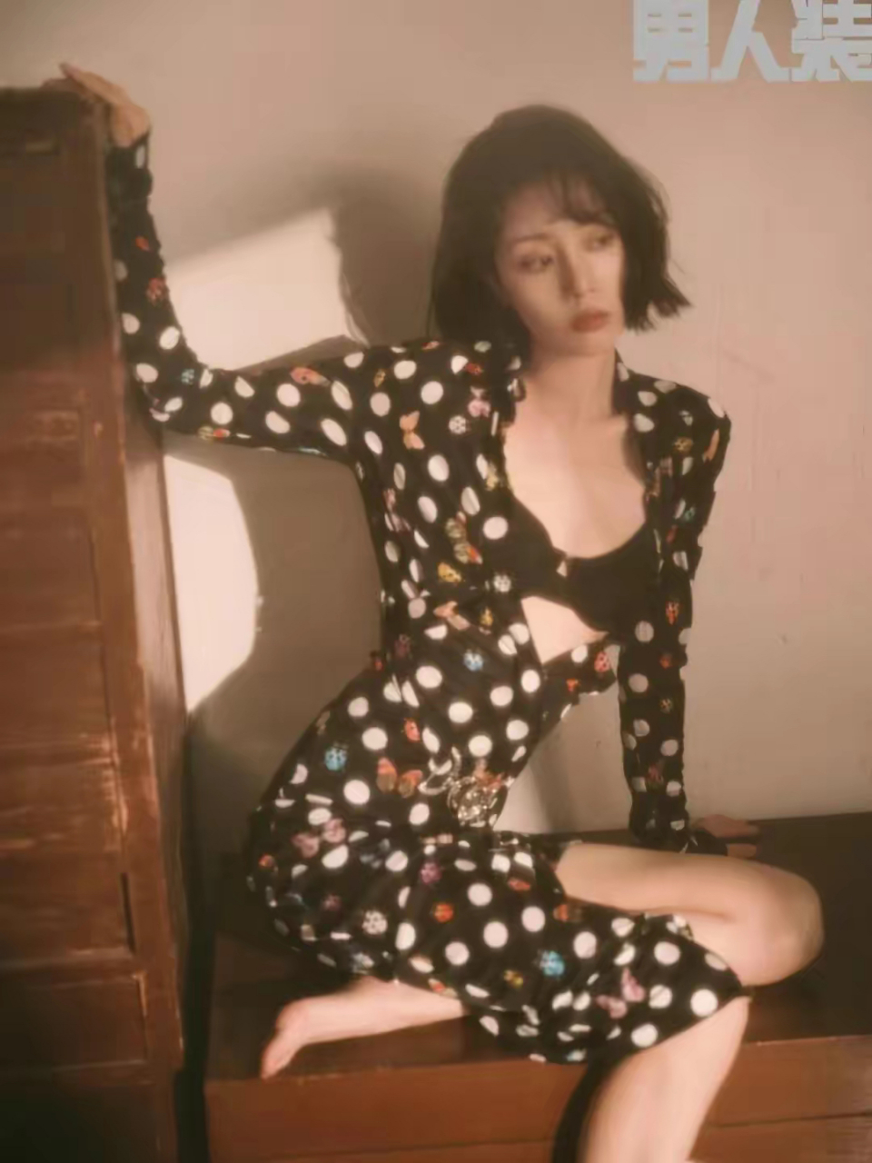 34岁李溪芮《男人装》大片,穿裸色泳衣再现"腿精",性感撩人