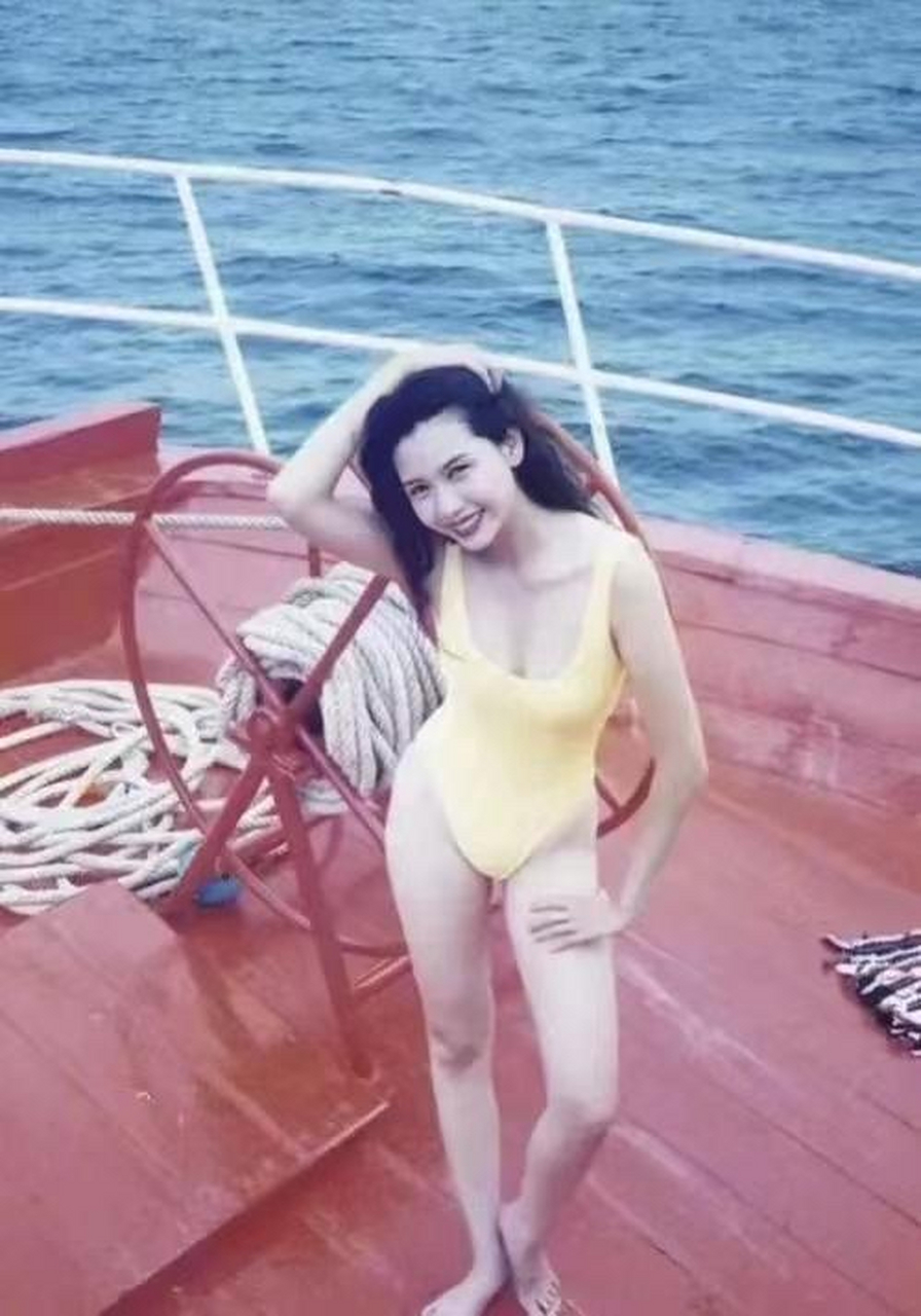 很罕见的邱淑贞的泳装照,绝对配得上女神的称号.