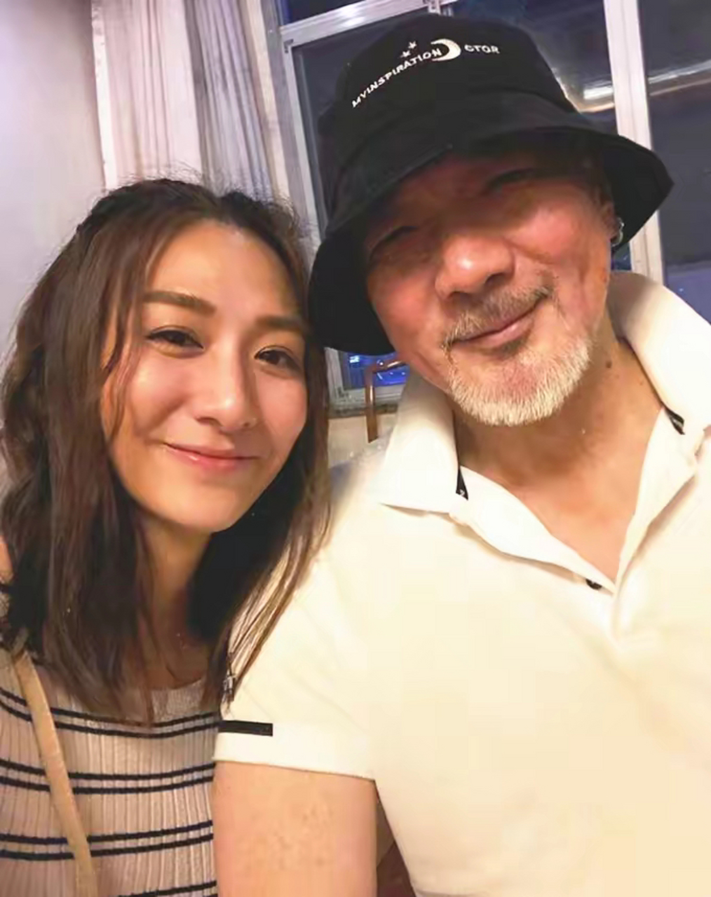雪梨女儿晒照庆父亲节,被生父徐少强紧搂很温馨,称从不怨恨对方!