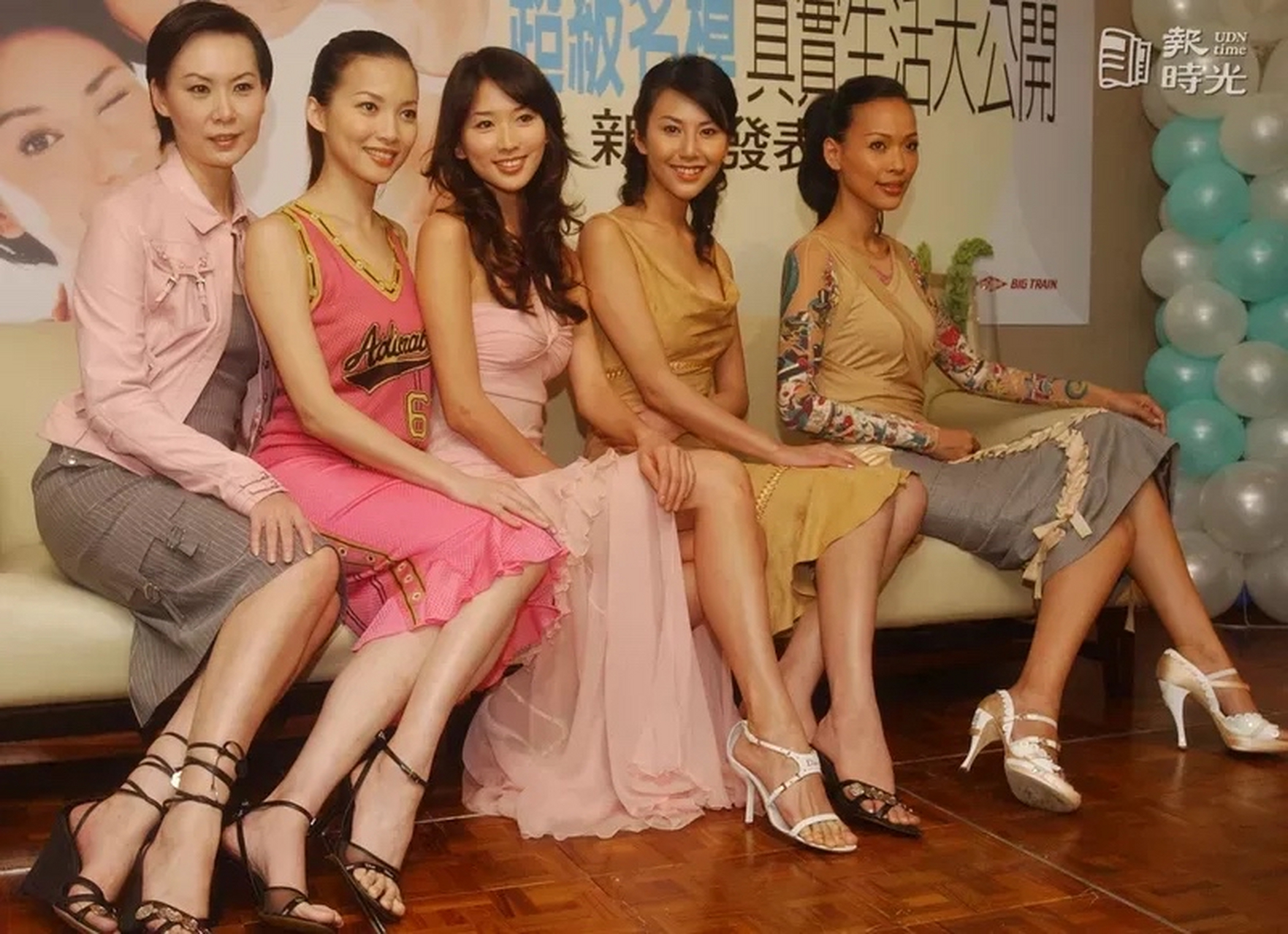 2004年,林志玲与江怡蓉,洪晓蕾等名模一起合影,气质突出,完胜其他人!