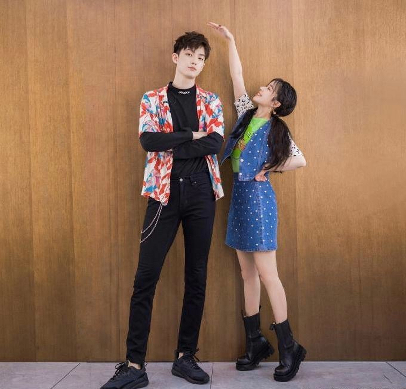 一个190cm,一个165cm,这身高差简直太萌了,养眼!