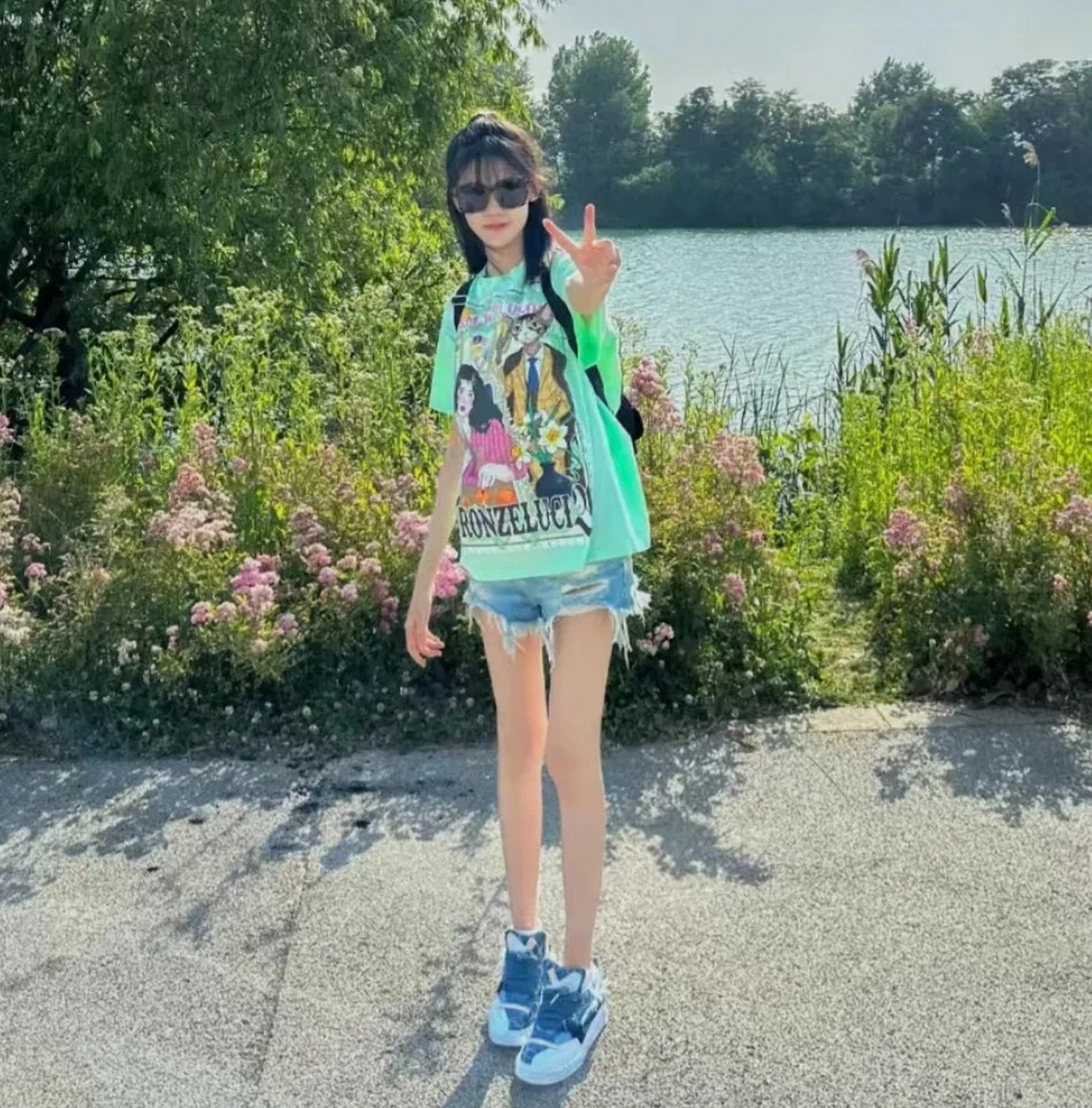 陆毅老婆晒女儿近照,贝儿姐妹暴风抽高,同款长腿又细又直惹人羡,才15