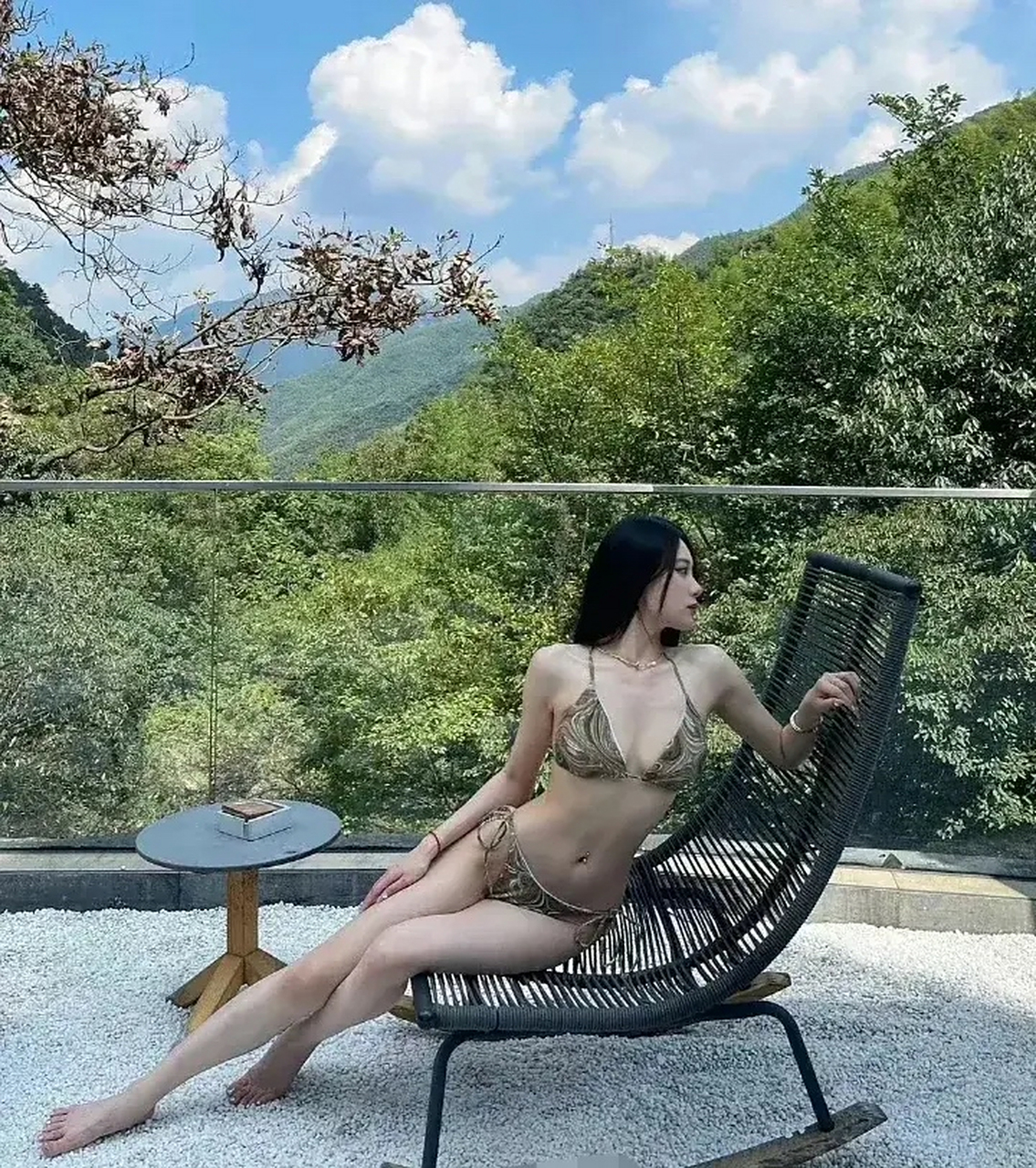 范志毅大女儿范斯晶,1998年出生于英国,如今26岁,身高170,身材曼妙!