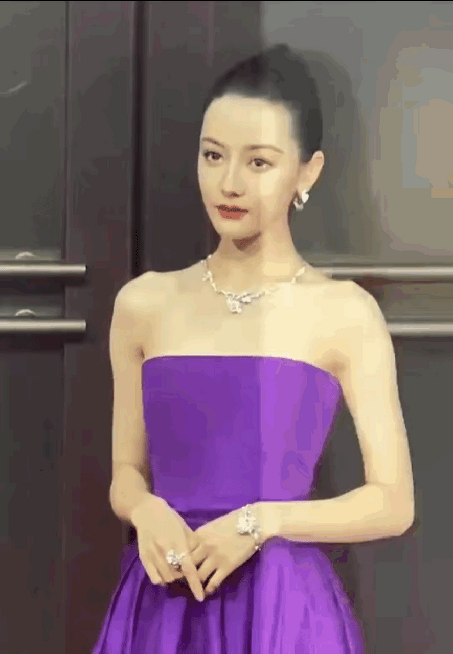 迪丽热巴与韩国女爱豆金智秀撞衫了?但我怎么觉得,热巴穿这身更好看!