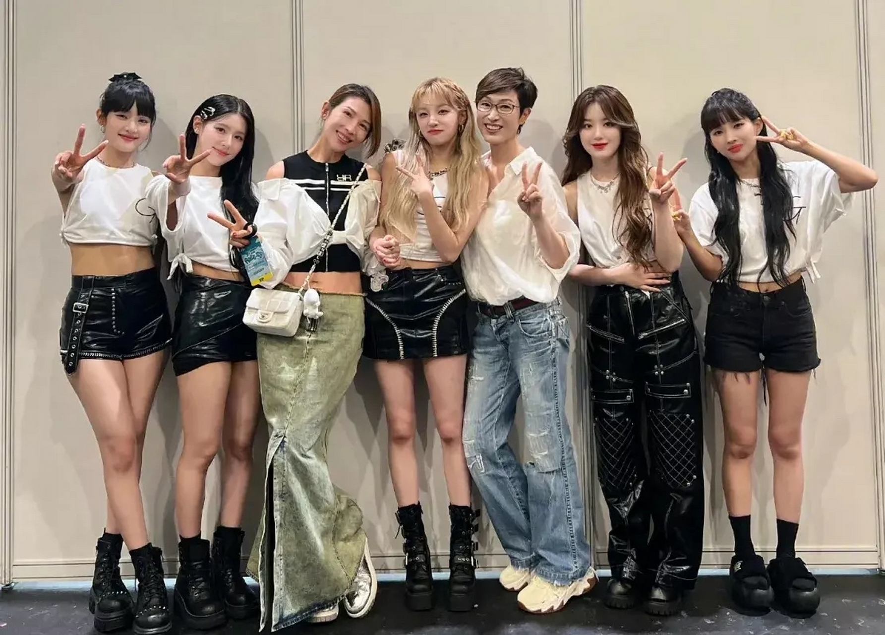 蔡少芬和陈法蓉看韩国女团gidle的演唱会,后台和成员们合影留念!