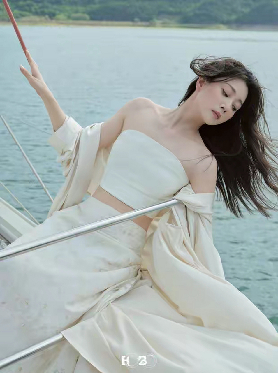 殷桃在海边拍美照,舞动身材纤细性感,气质优雅尽显东方美人气息!