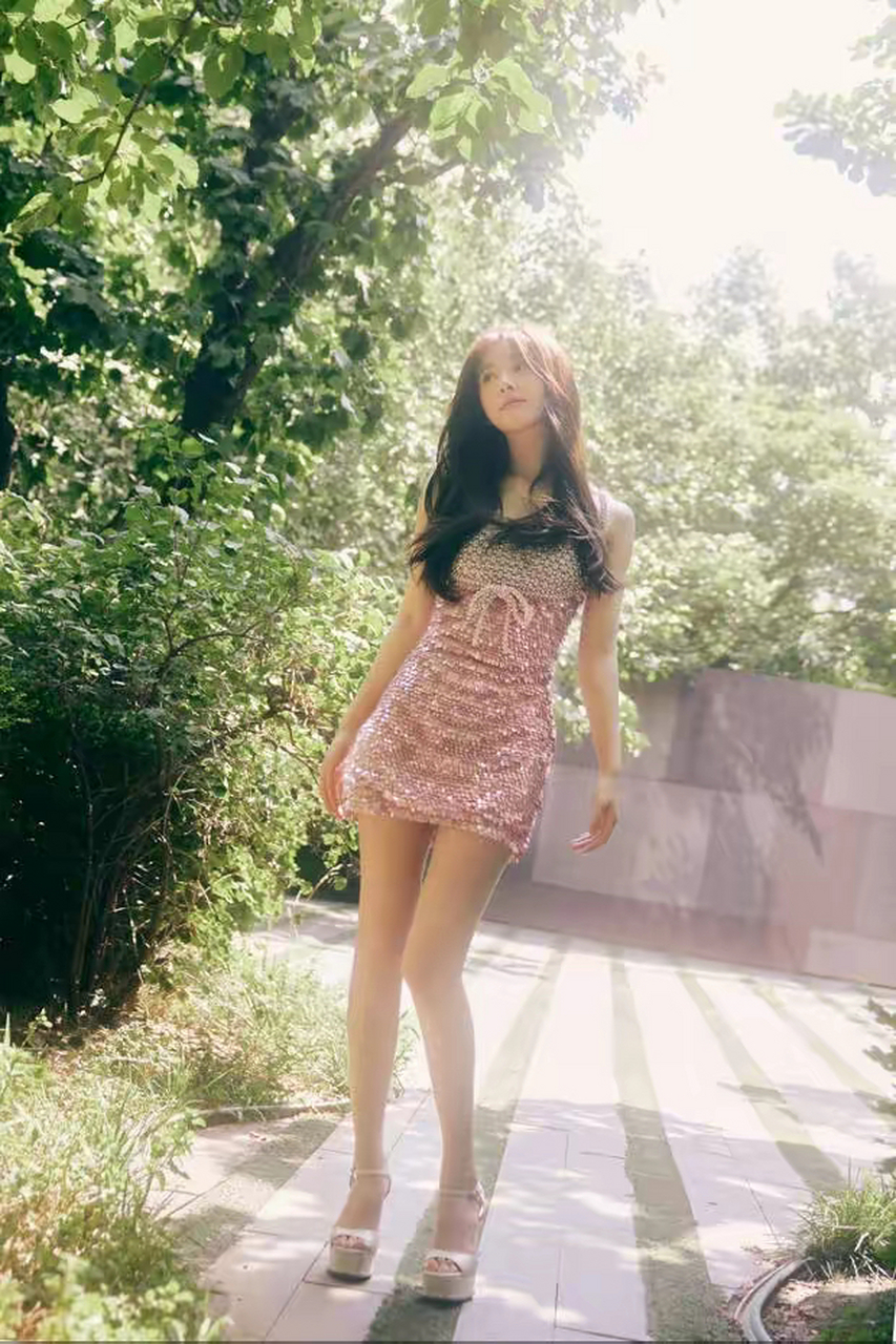 赵露思穿亮片吊带超短裙,皮肤光滑白皙又美又仙,身姿玲珑魅力十足!