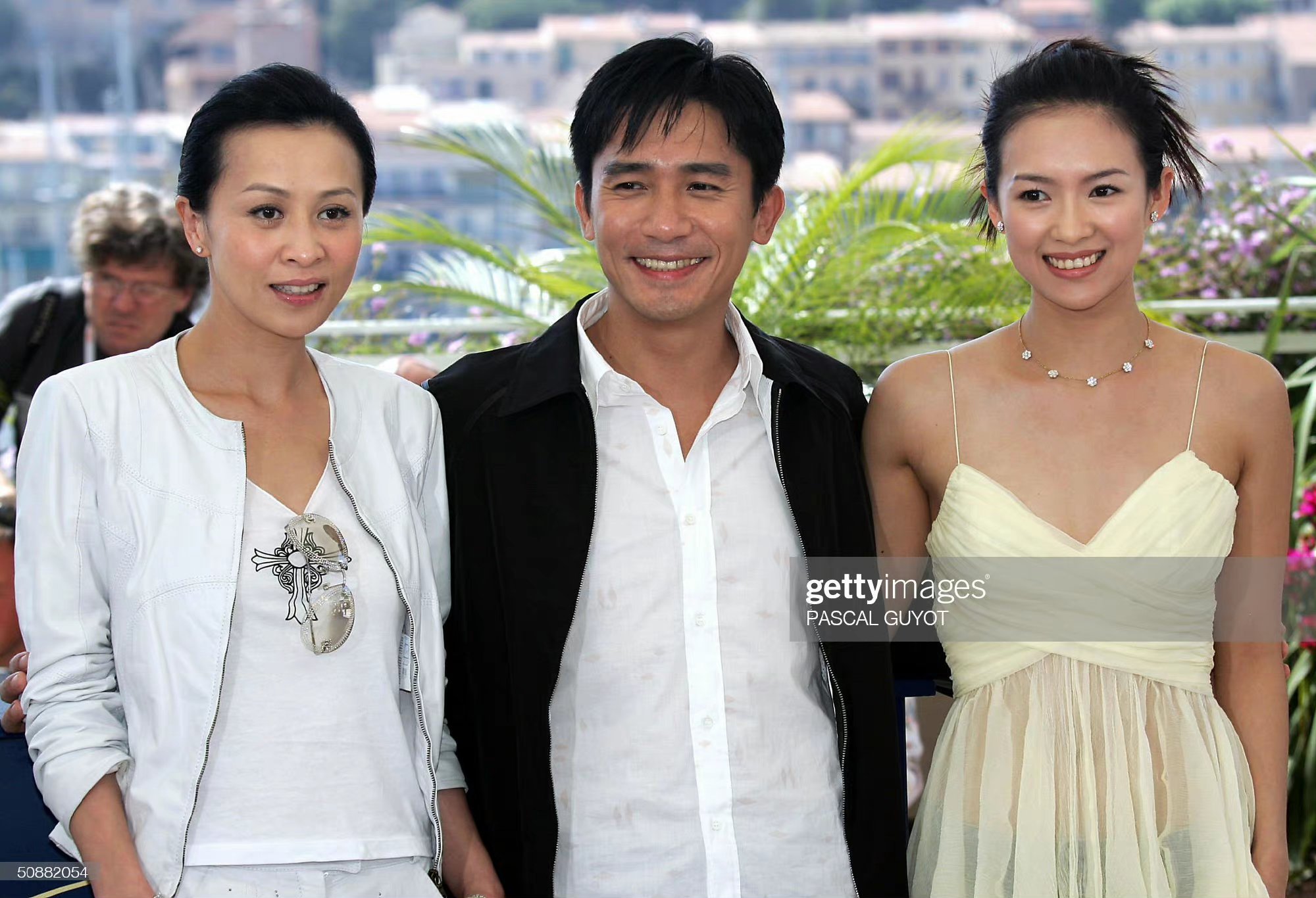 和不同美女同框合影,梁朝伟的笑容是不一样的.