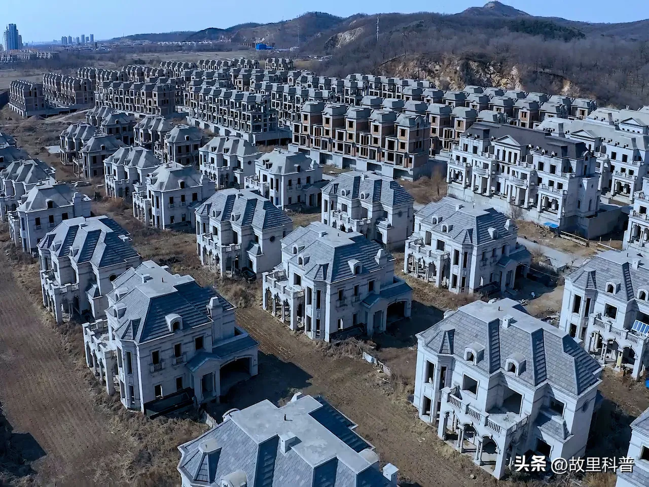 这是沈阳最大烂尾别墅群,位于沈阳棋盘山附近,地理位置佳,交通便利