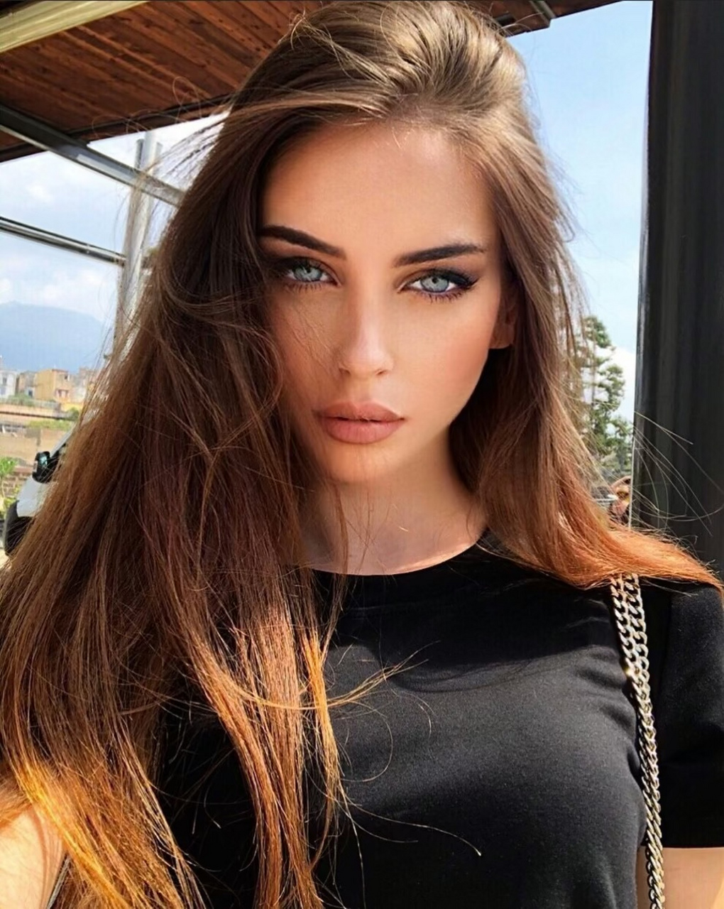 意大利名模diabentley的工作写真,背景为那不勒斯市.