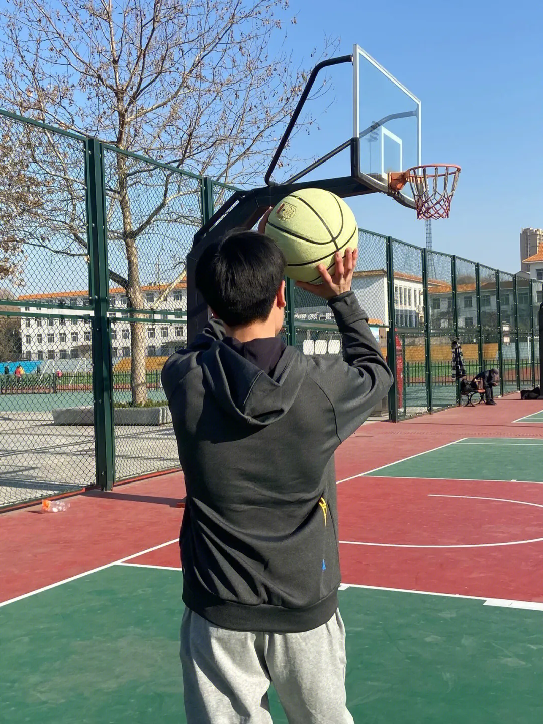 我每天都在坚持锻炼,只有坚持运动才能有强健的体 