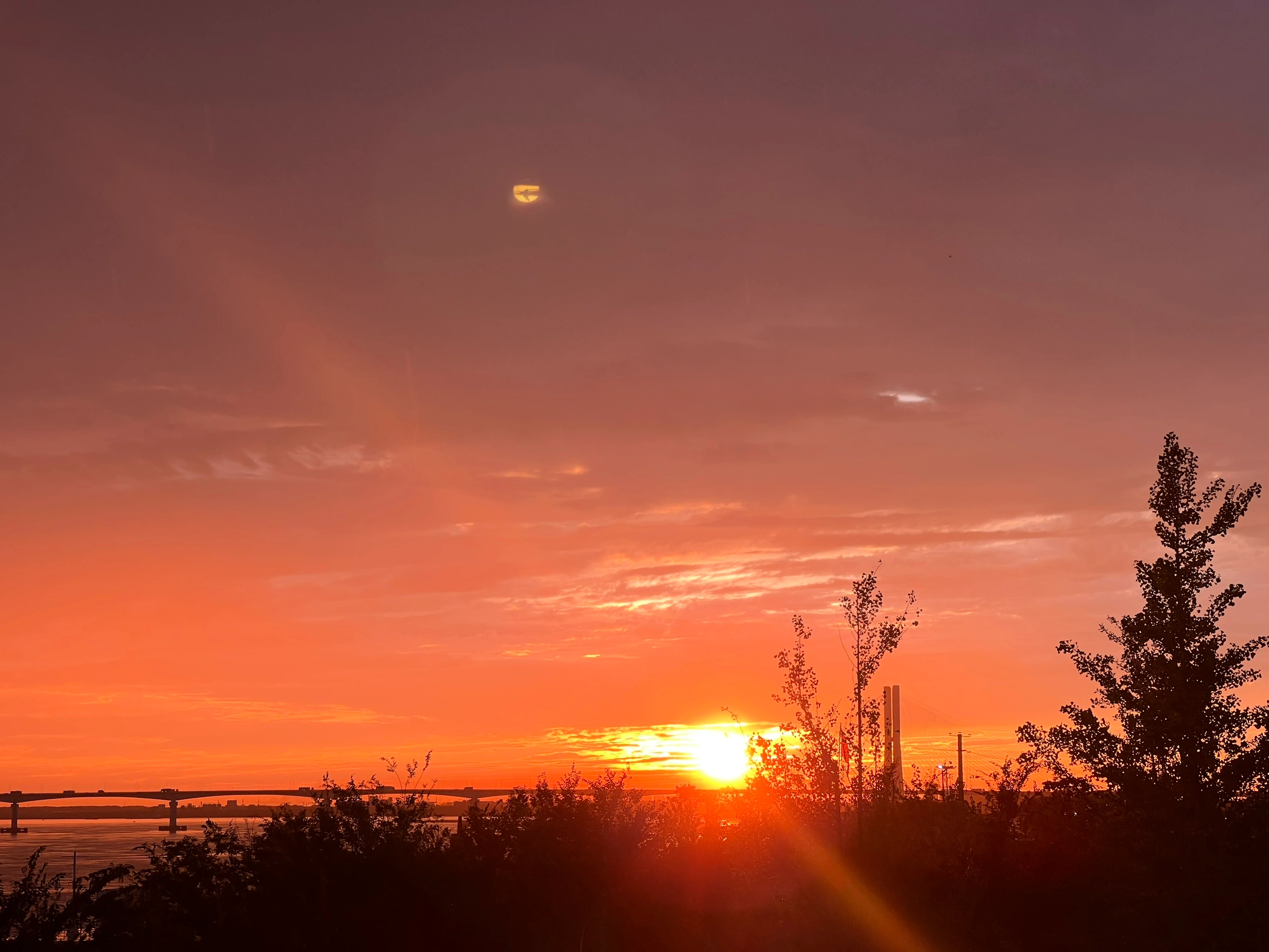 这时候我脑子里想到的只有一句诗:夕阳无限好,只是近黄昏