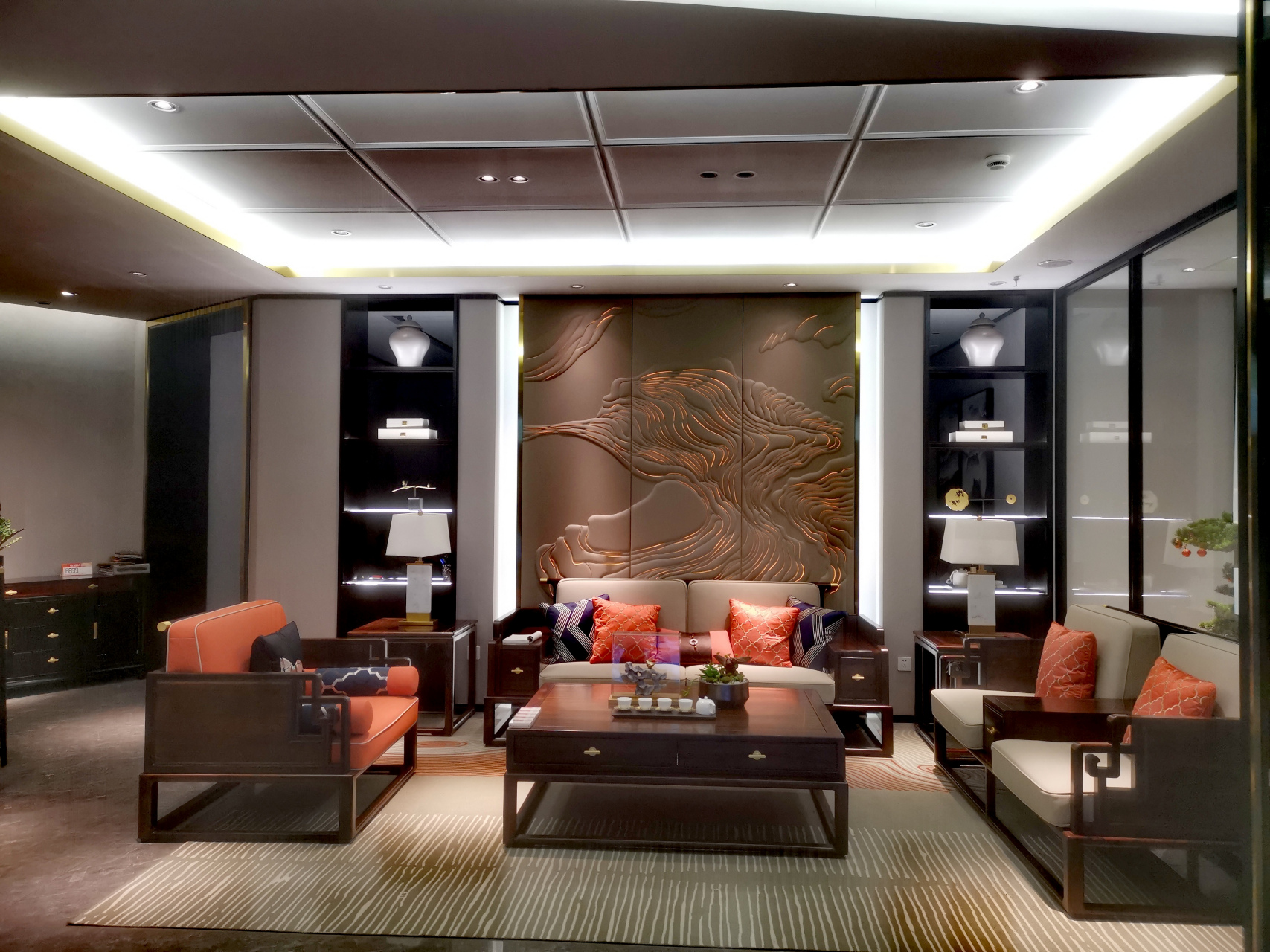 和一轩:黑酸枝新中式原木色沙发纹理很漂亮.