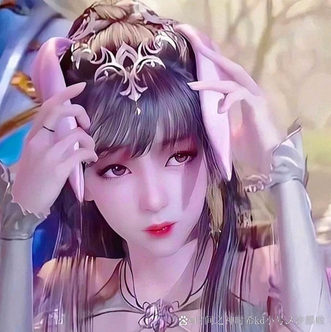 小舞五年前捂耳朵, 小舞五年后捂耳朵. 你喜欢什么样子的小舞.