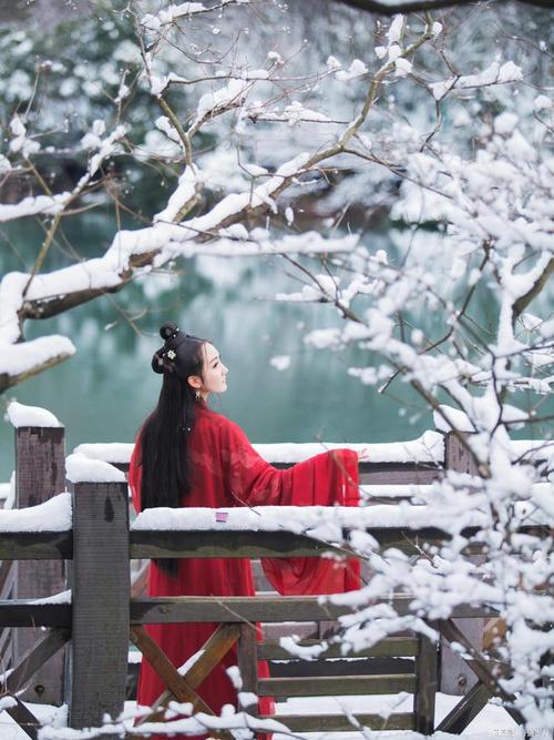 望攀岩附壁,霜娥凌宇,穿唐过汉,青女翩跹