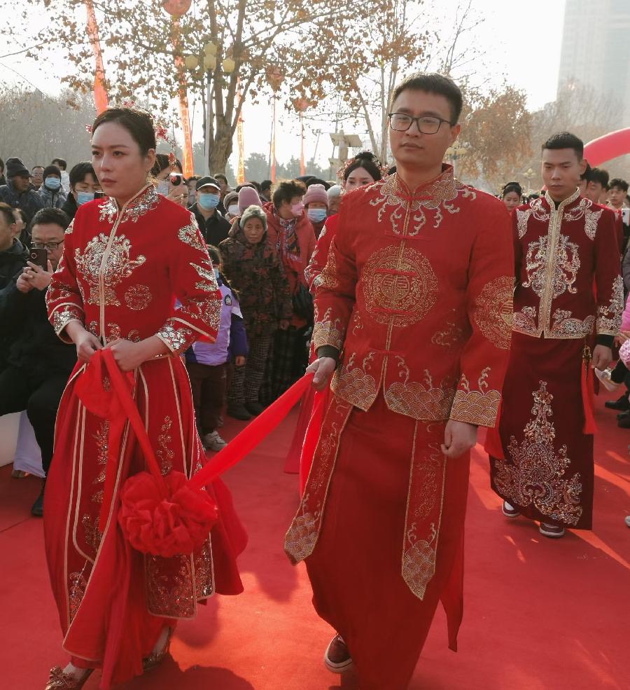 念红绳欣系,一堂缔约,媒婆手挽,两姓同心