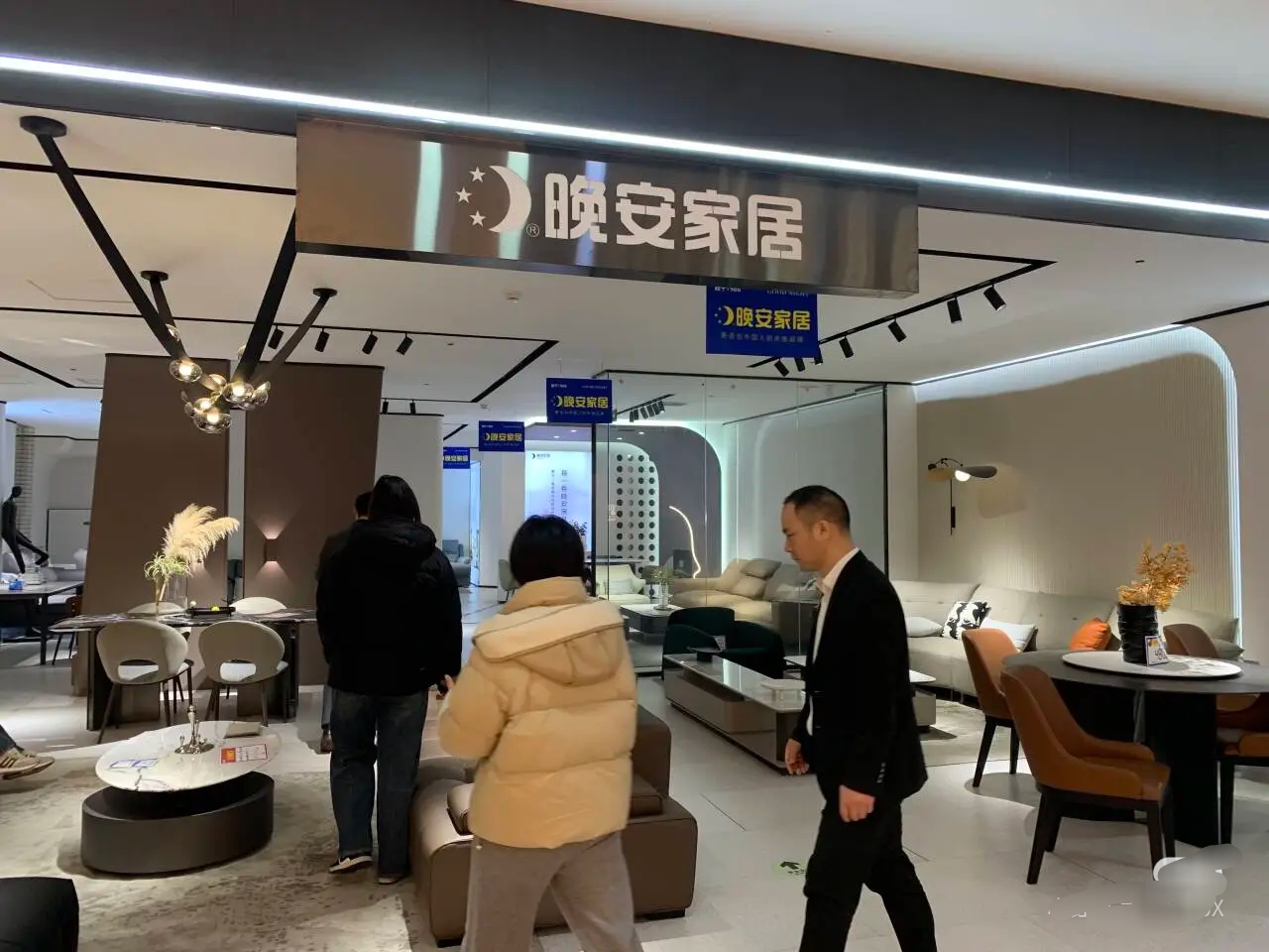 朋友苦于旧床垫睡感不适,我带她来到万家丽建材家居广场一楼的晚安