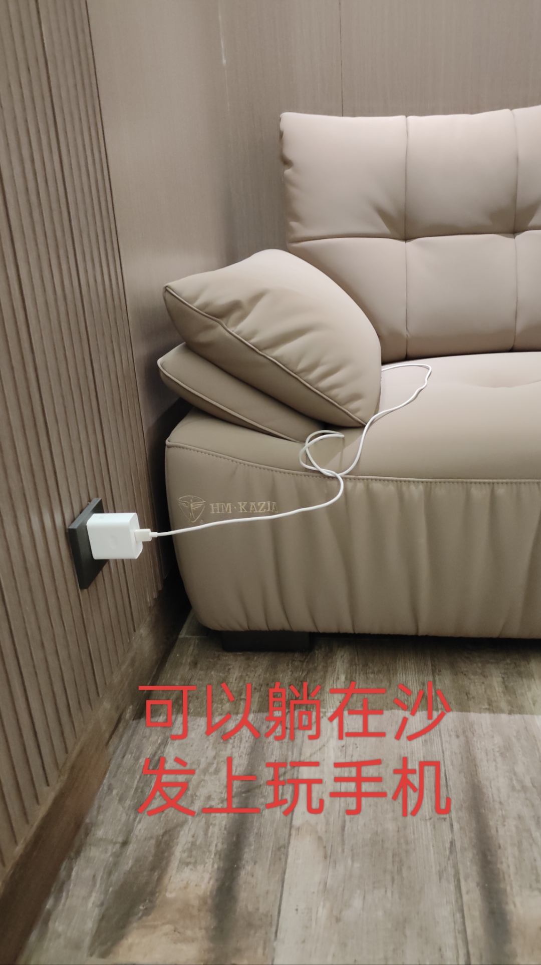 房间有一个皮沙发,可以躺也可以坐着发呆,有一个桌子和凳子,让我写稿