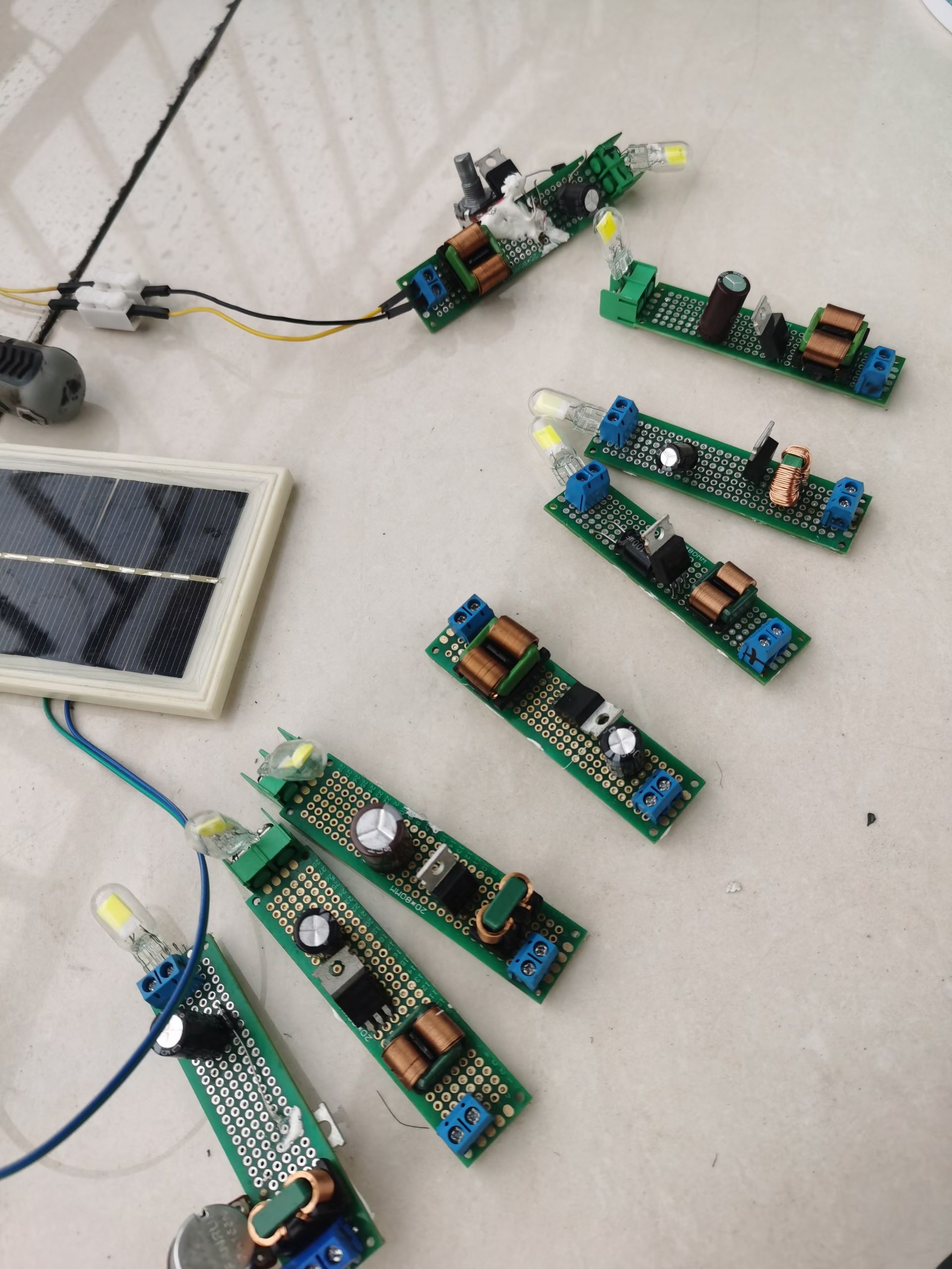 老沈研发之:5v太阳能板如何点亮50v灯泡 1:采用老沈手搓的焦耳小偷