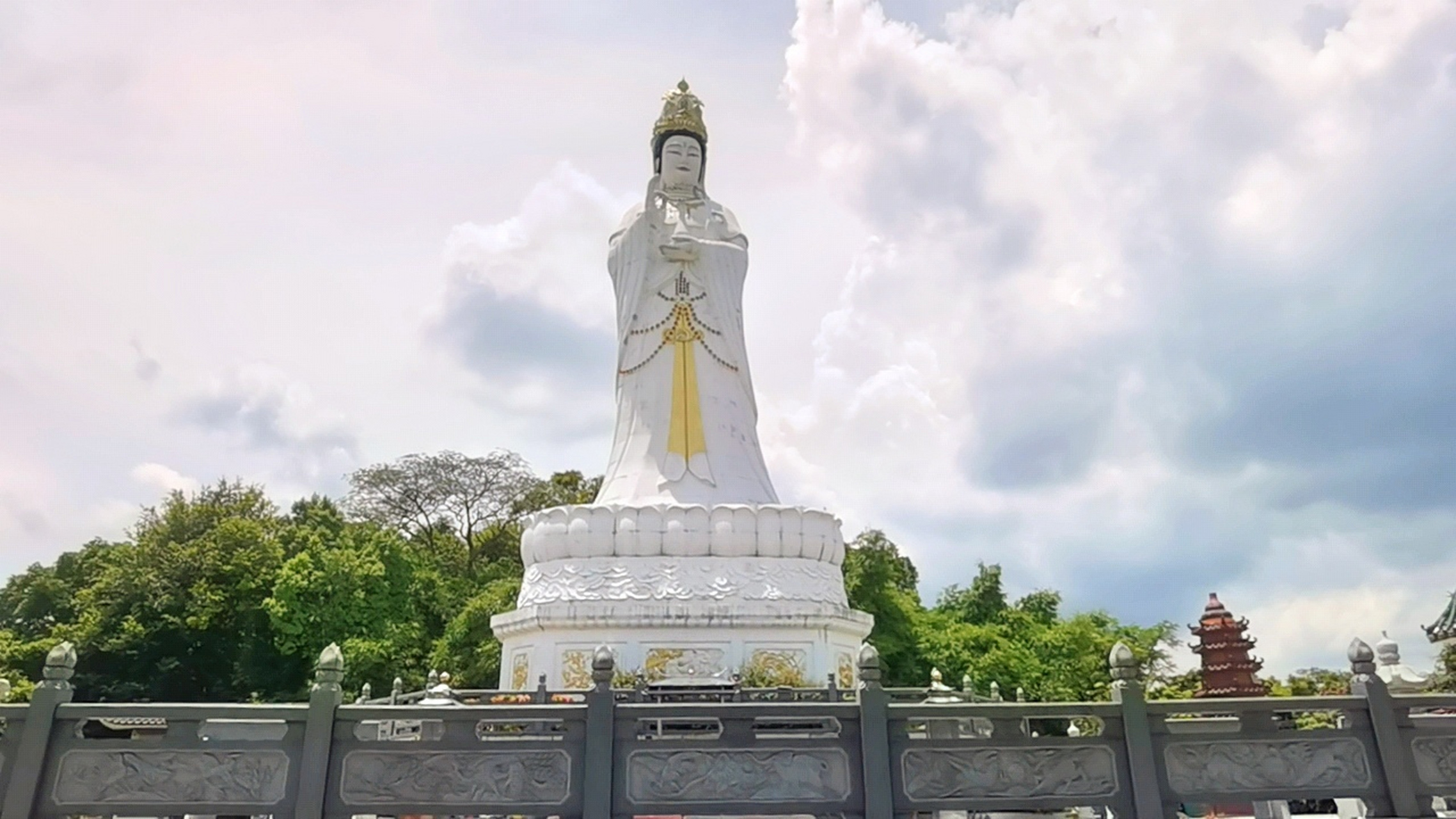 这里是汕头潮南区仙城镇,位于汕潮风景区翠峰岩风景区.