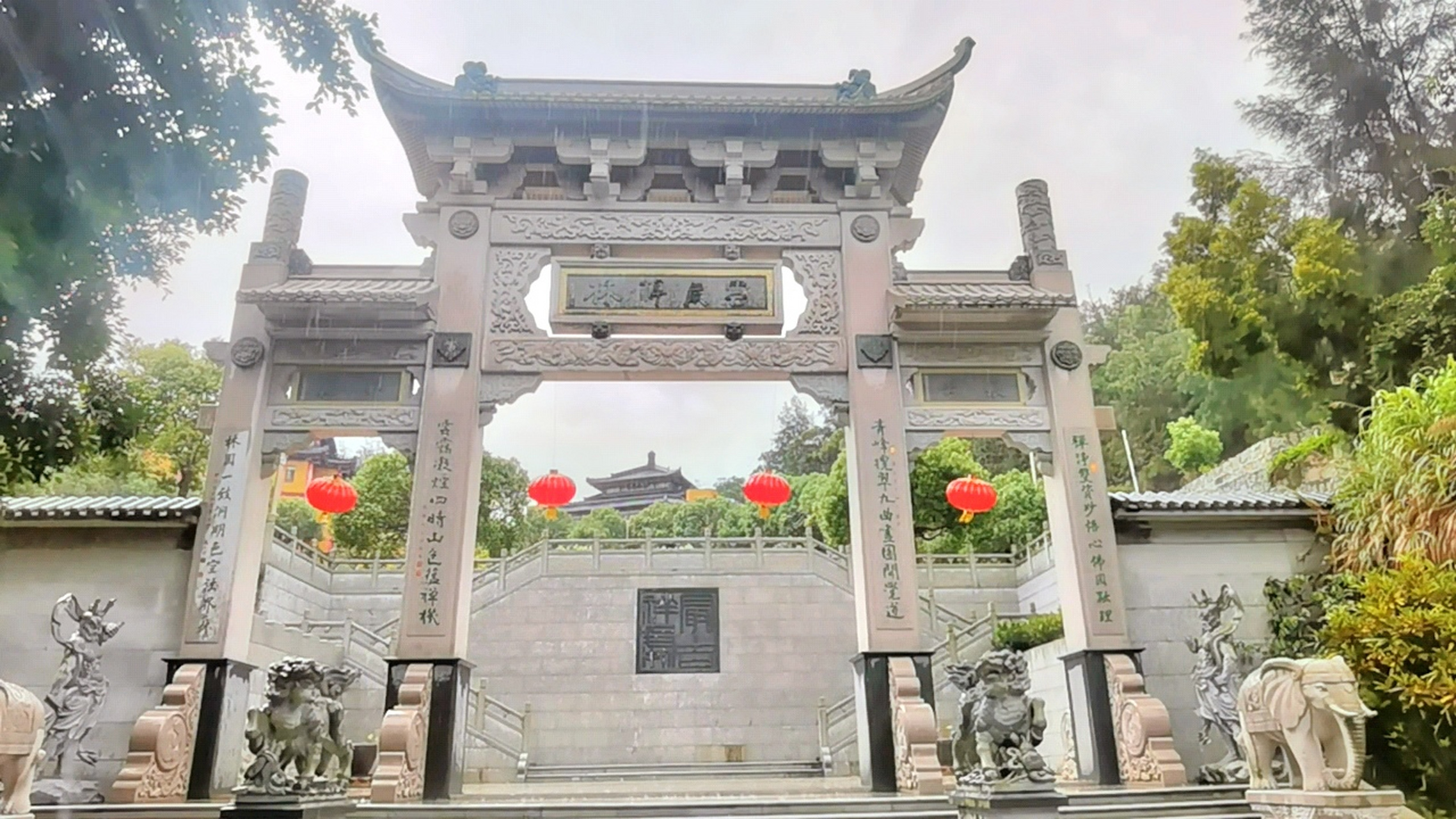 汕头濠江区海旁路35号青云岩位于山林巨石之间,创建于明嘉靖五年,是