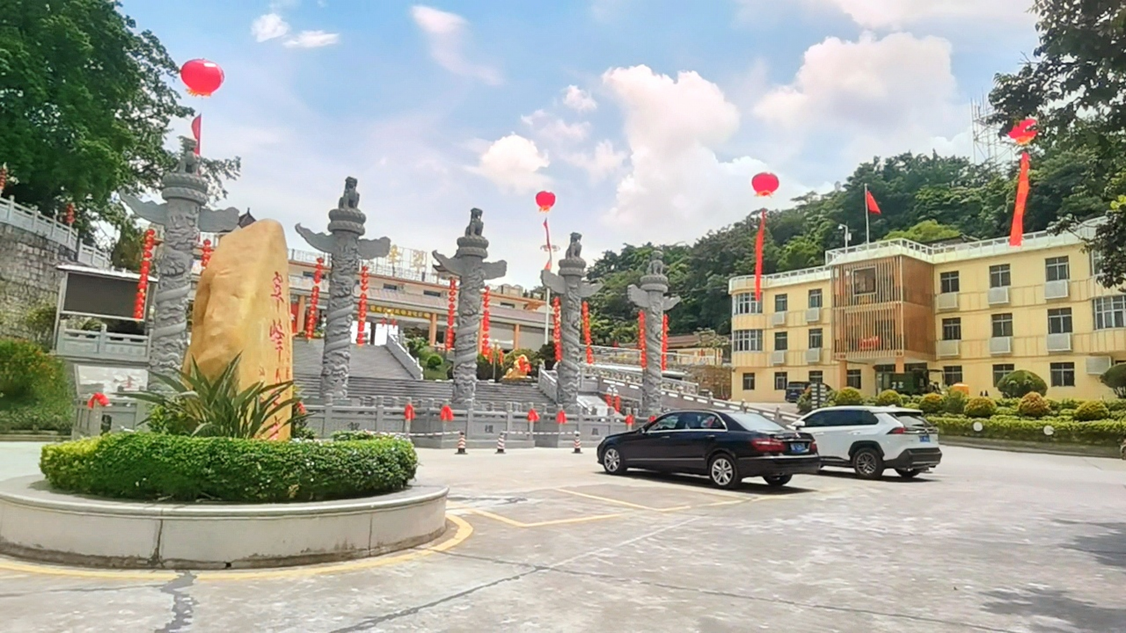 这里是汕头潮南区仙城镇,位于汕潮风景区翠峰岩风景区.