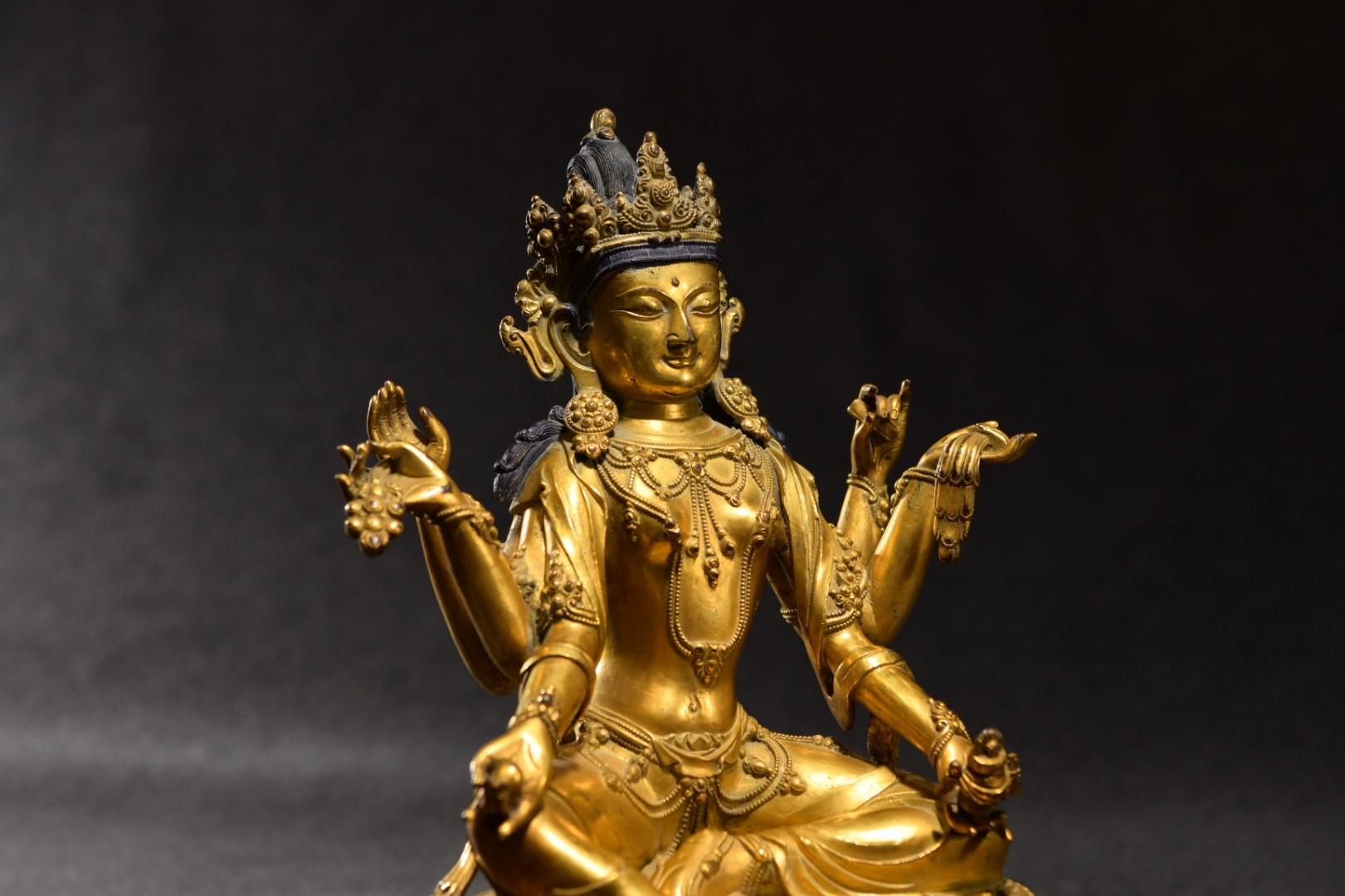 明永乐铜鎏金财续佛母 尺寸18*12*26公分 重量4020克 此尊佛像一面六