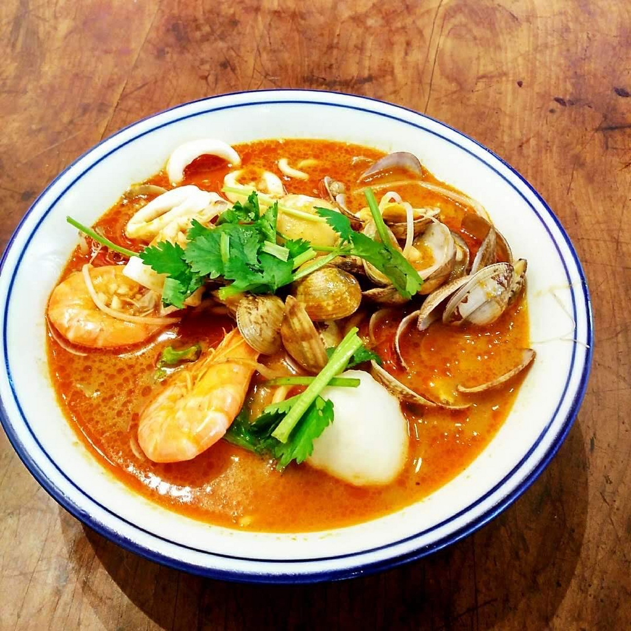 这样一碗面闽南沙茶面单价:15元. 砖家建议说卖:9元比卖15元更赚钱?