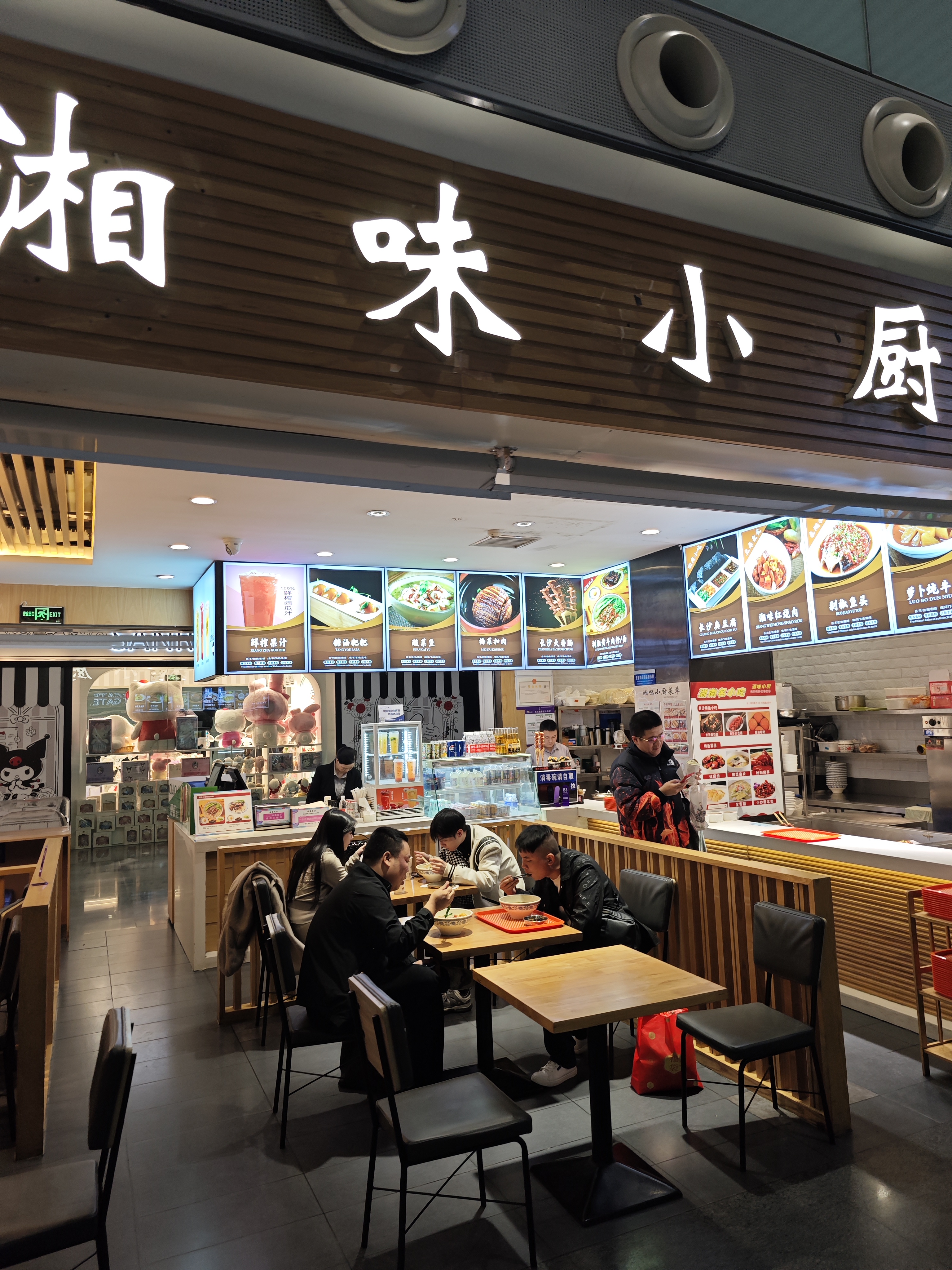 其实严格来说长沙既不是一个旅游城市,也不是一个工业城市,而是一个