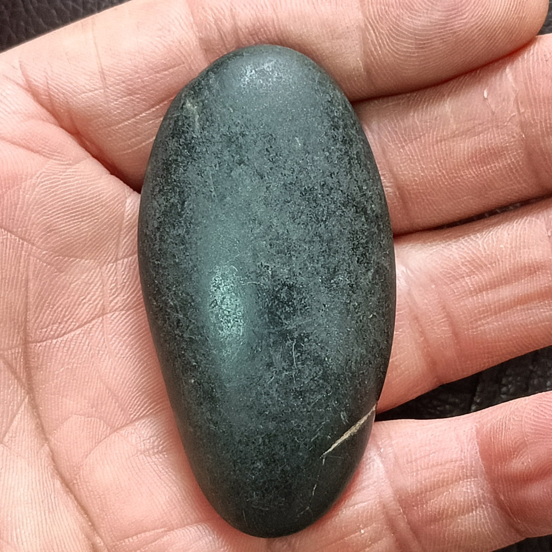 应称得上墨玉陨石,反面光滑细泥,有绿光透出!请点评!