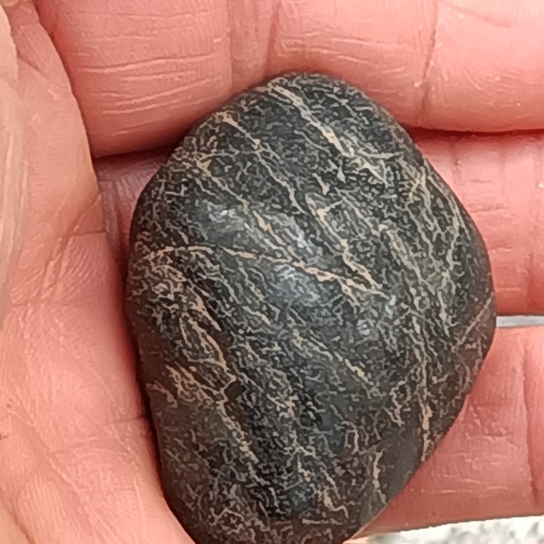 这两个陨石,熔流线很明显吧,它们在收缩中全身点星光一样的汽泡同样