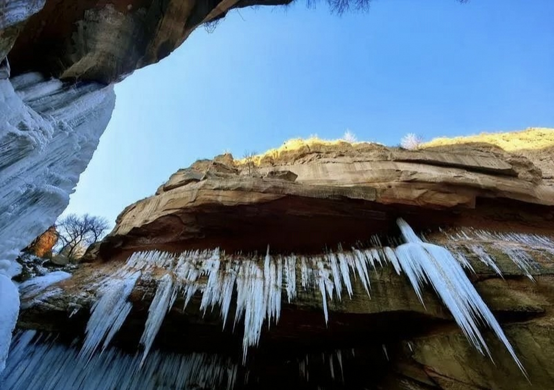 【丹霞地貌上的冰瀑 这条大峡谷美翻了】陕西榆林靖边县小河镇沙沟村