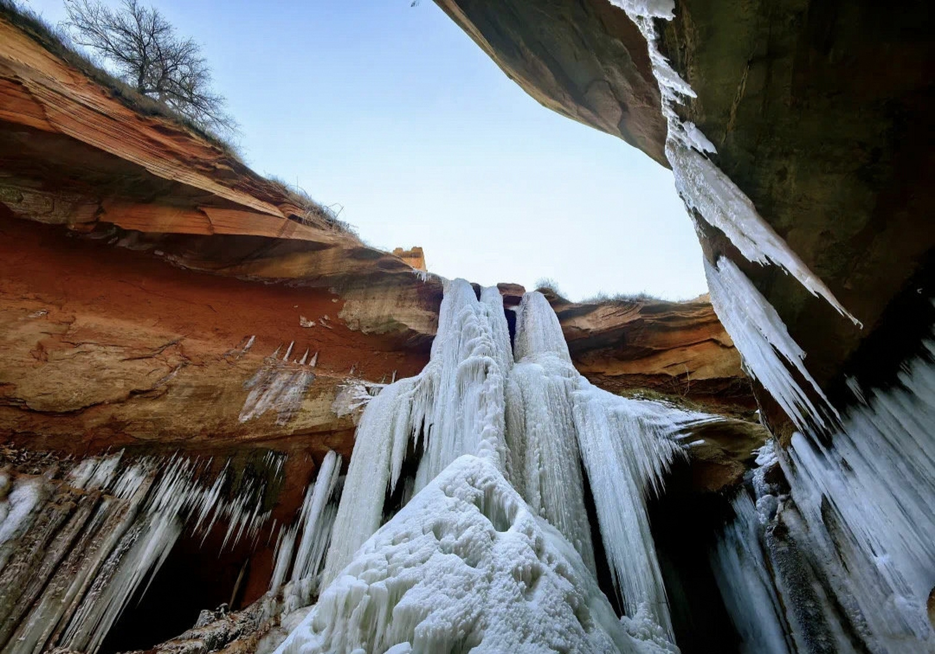 【丹霞地貌上的冰瀑 这条大峡谷美翻了】陕西榆林靖边县小河镇沙沟村