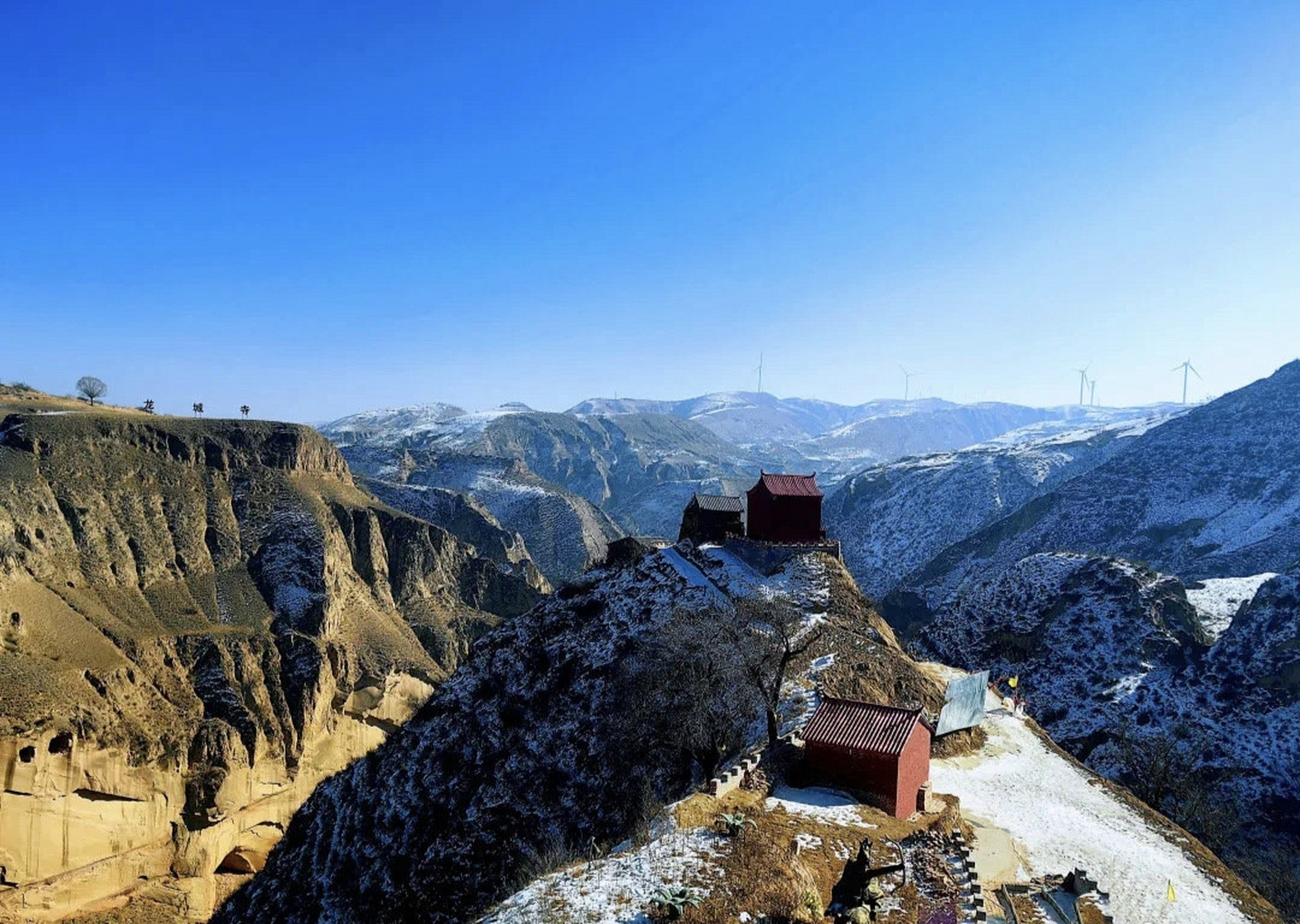 【丹霞地貌上的冰瀑 这条大峡谷美翻了】陕西榆林靖边县小河镇沙沟村