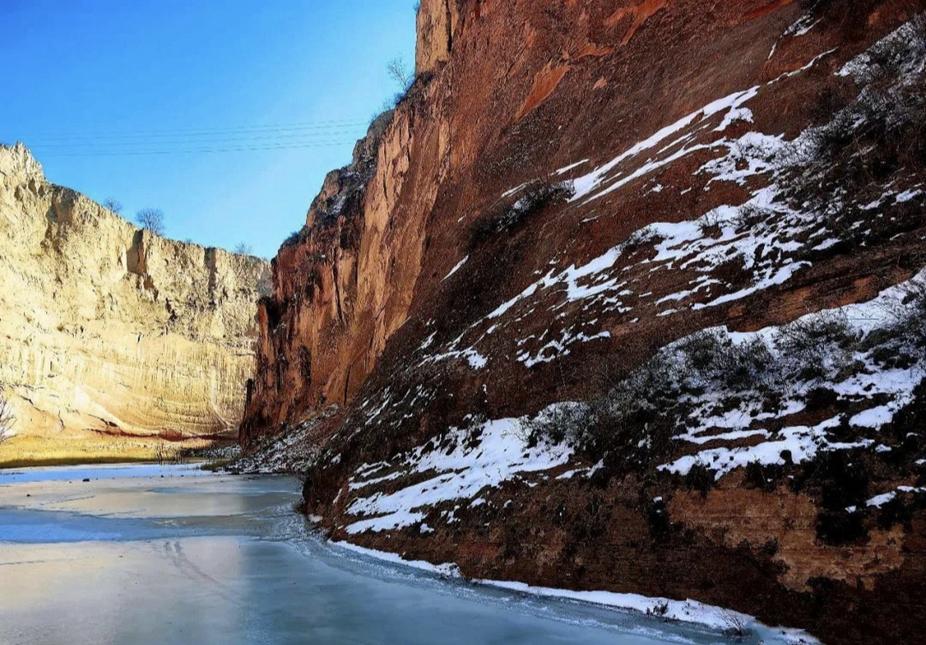 【丹霞地貌上的冰瀑 这条大峡谷美翻了】陕西榆林靖边县小河镇沙沟村