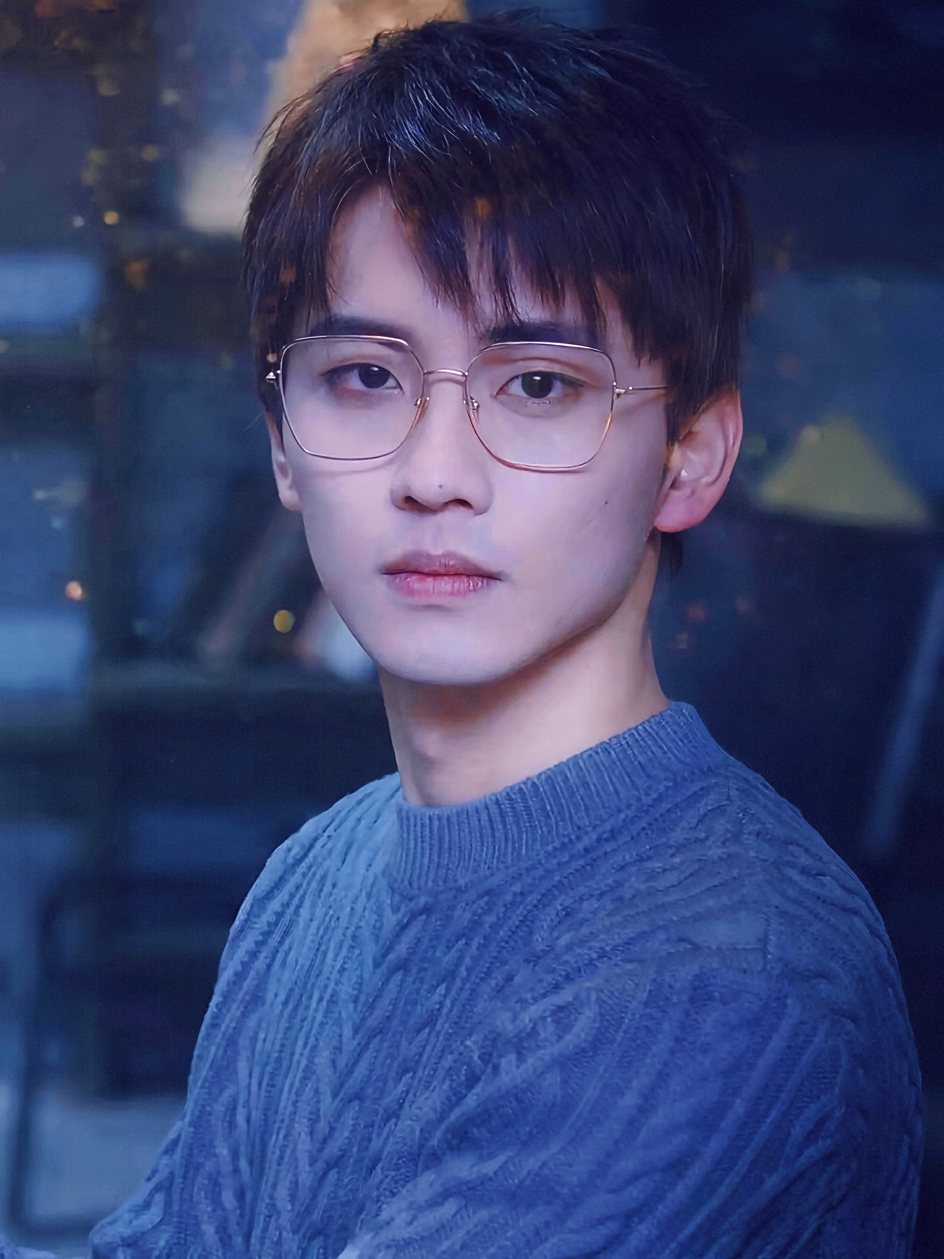你觉得哪位男星戴眼镜很有人夫感呢?
