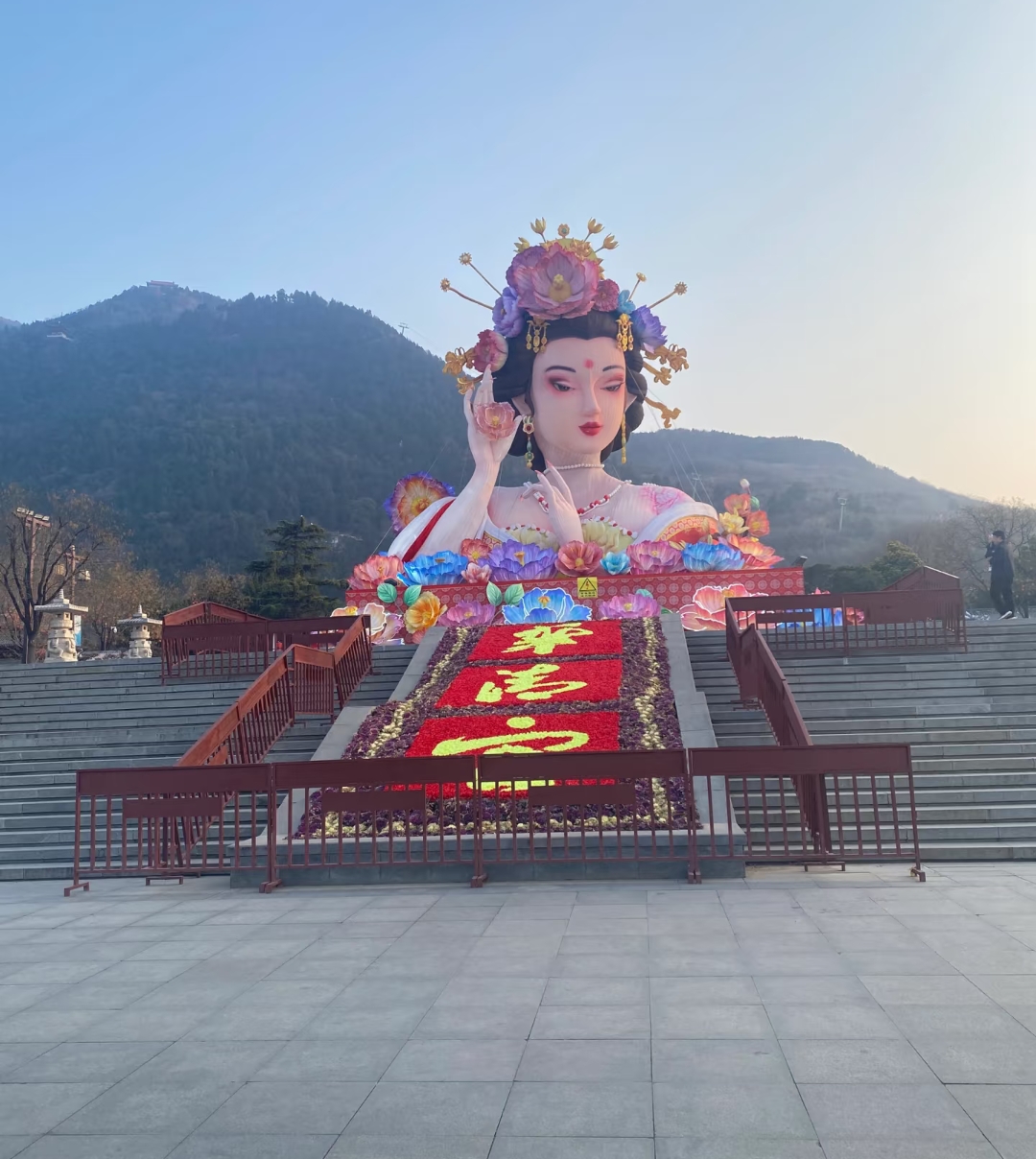 这就是杨贵妃以前沐浴的地方,西安的华清宫据今也有上千年历史了,漫步