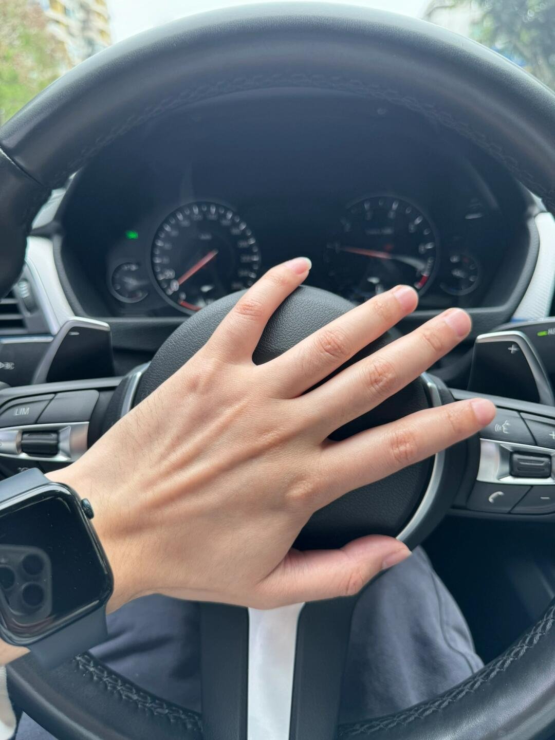 上车的时候,上来是个美女,正跟老公在打电话