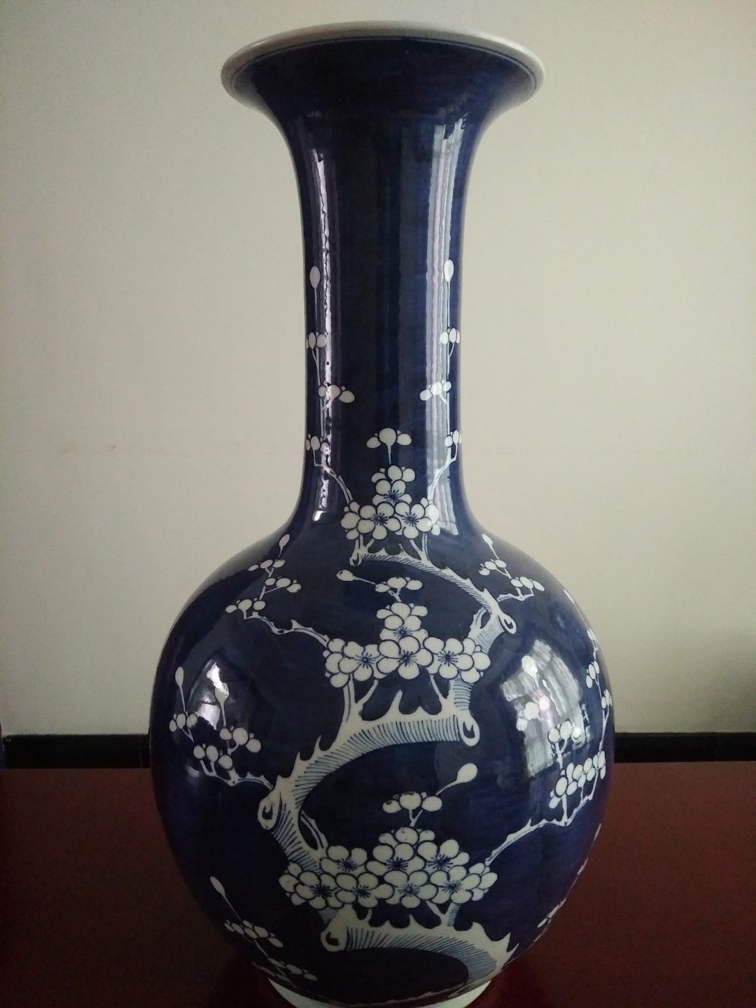 此瓶:蓝轴冰梅内波纹天球瓶,高59公分,蓝款方章一一景德镇制.