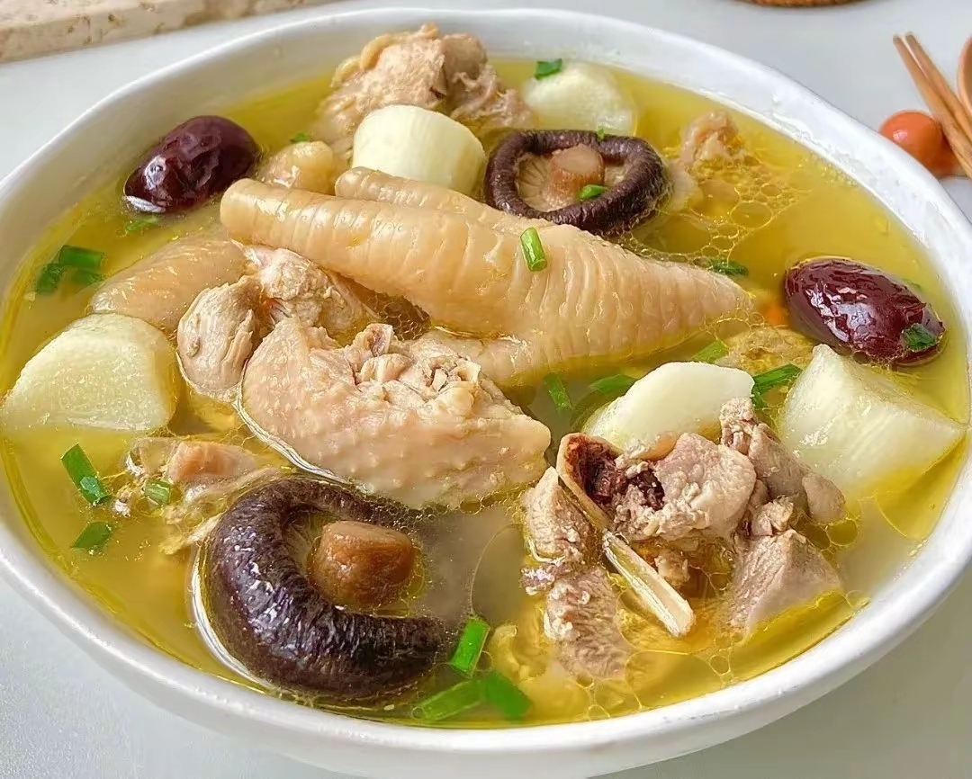 这汤看起来太鲜美了,忍不住想尝一口!