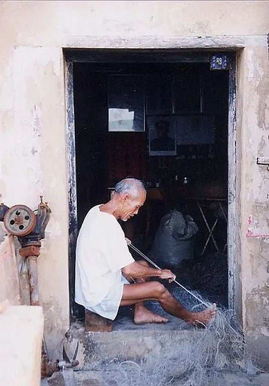邻居一个老头子,死了大概有十几年了,五十出头死的,算壮年而亡.