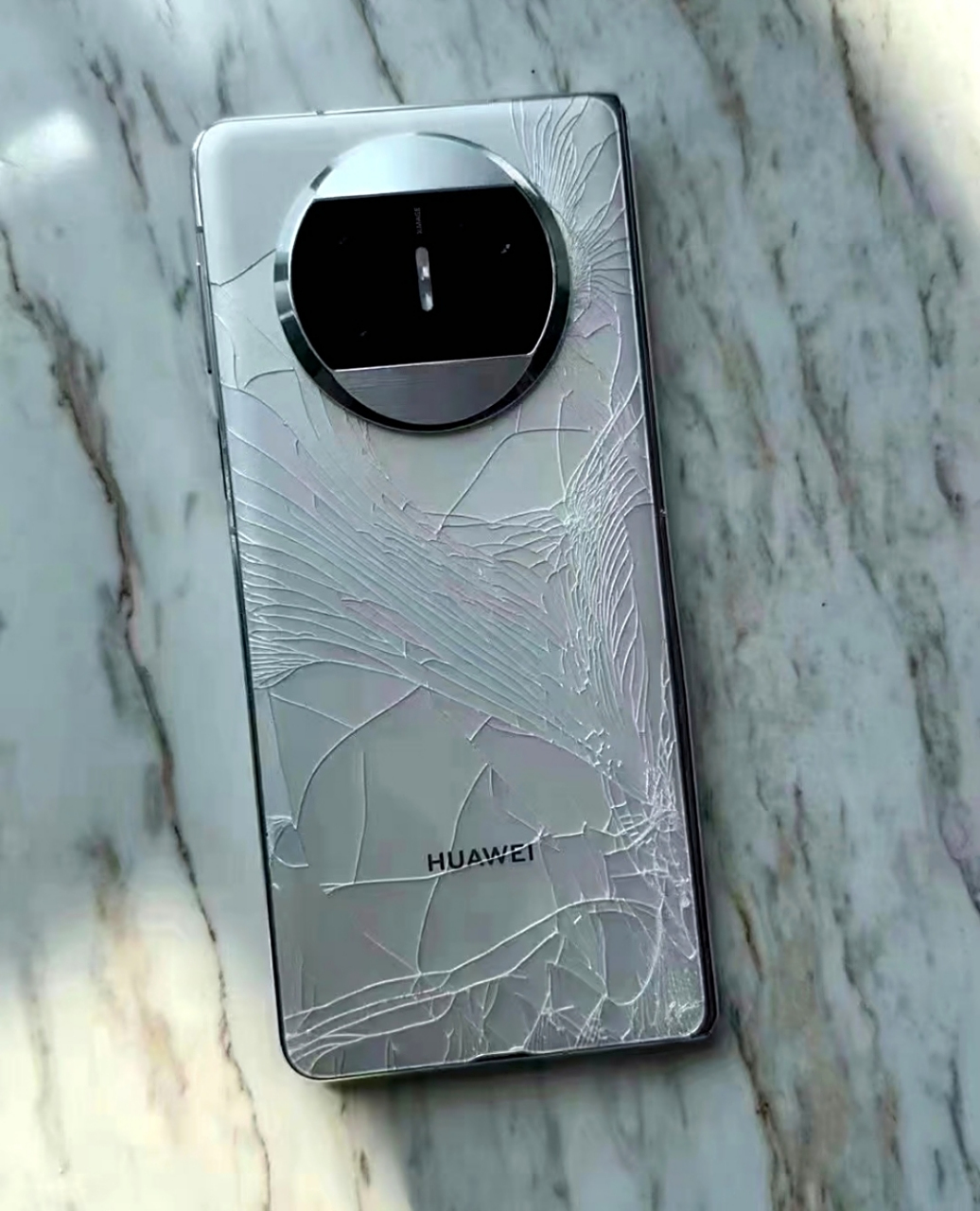 看到网友,不小心把huawei mate x3折叠屏手机给摔碎了,说实话,看着都
