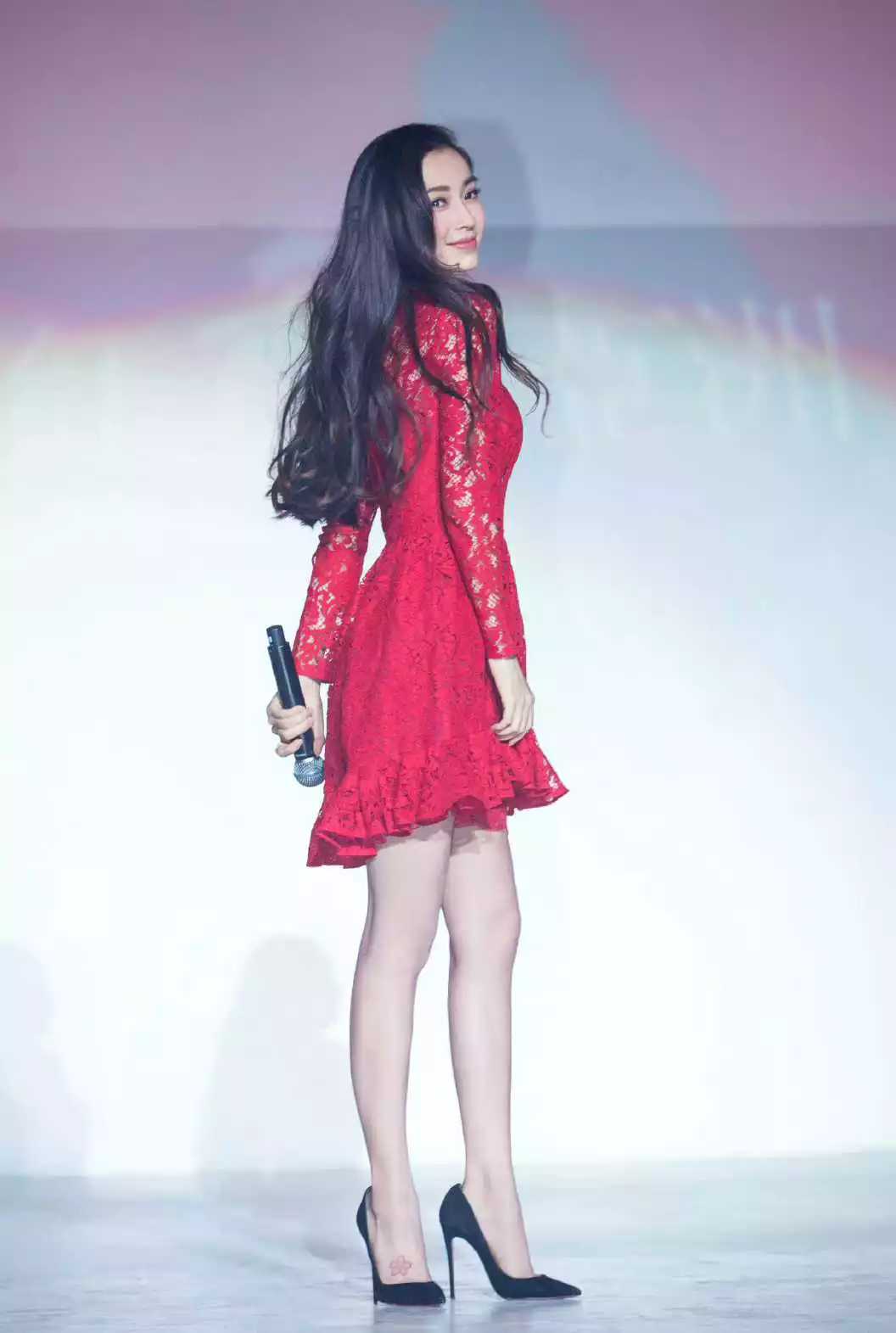 明星生图大赏# 宋茜和angelababy穿上高跟鞋,你觉得谁更美,谁的气质