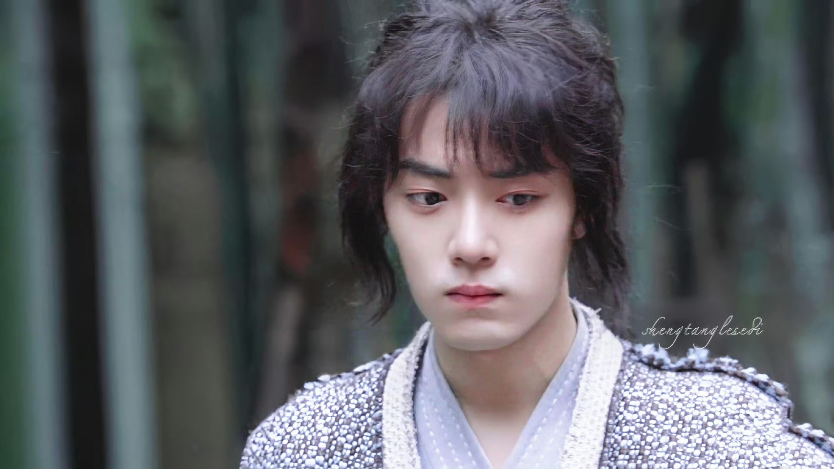 肖战素人时期是一名设计师,他求学于重庆工商大学设计专业,大学毕业后