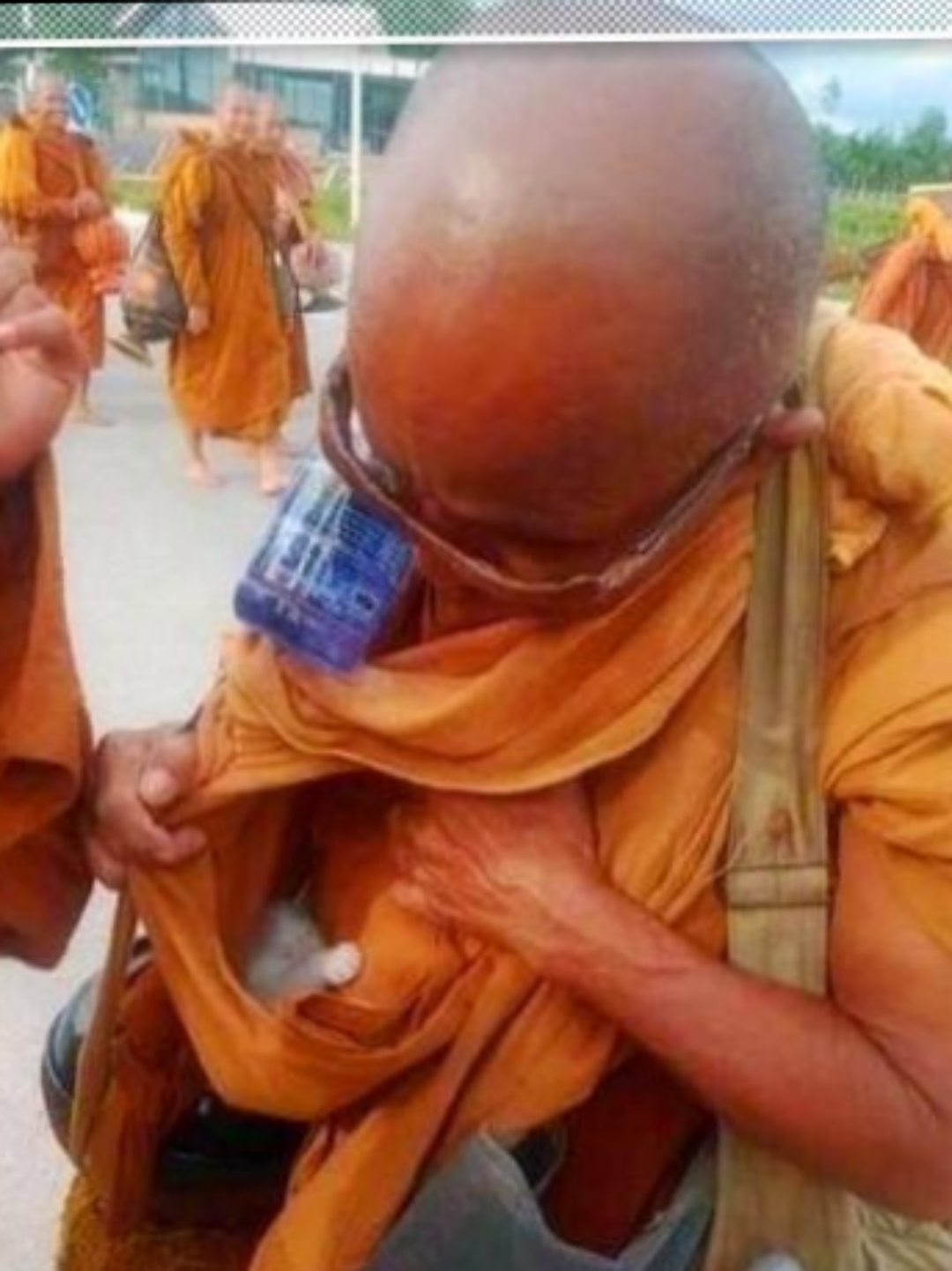 这才是真正的出家人,从他小心翼翼的动作就能看出来,他的心中充满慈悲