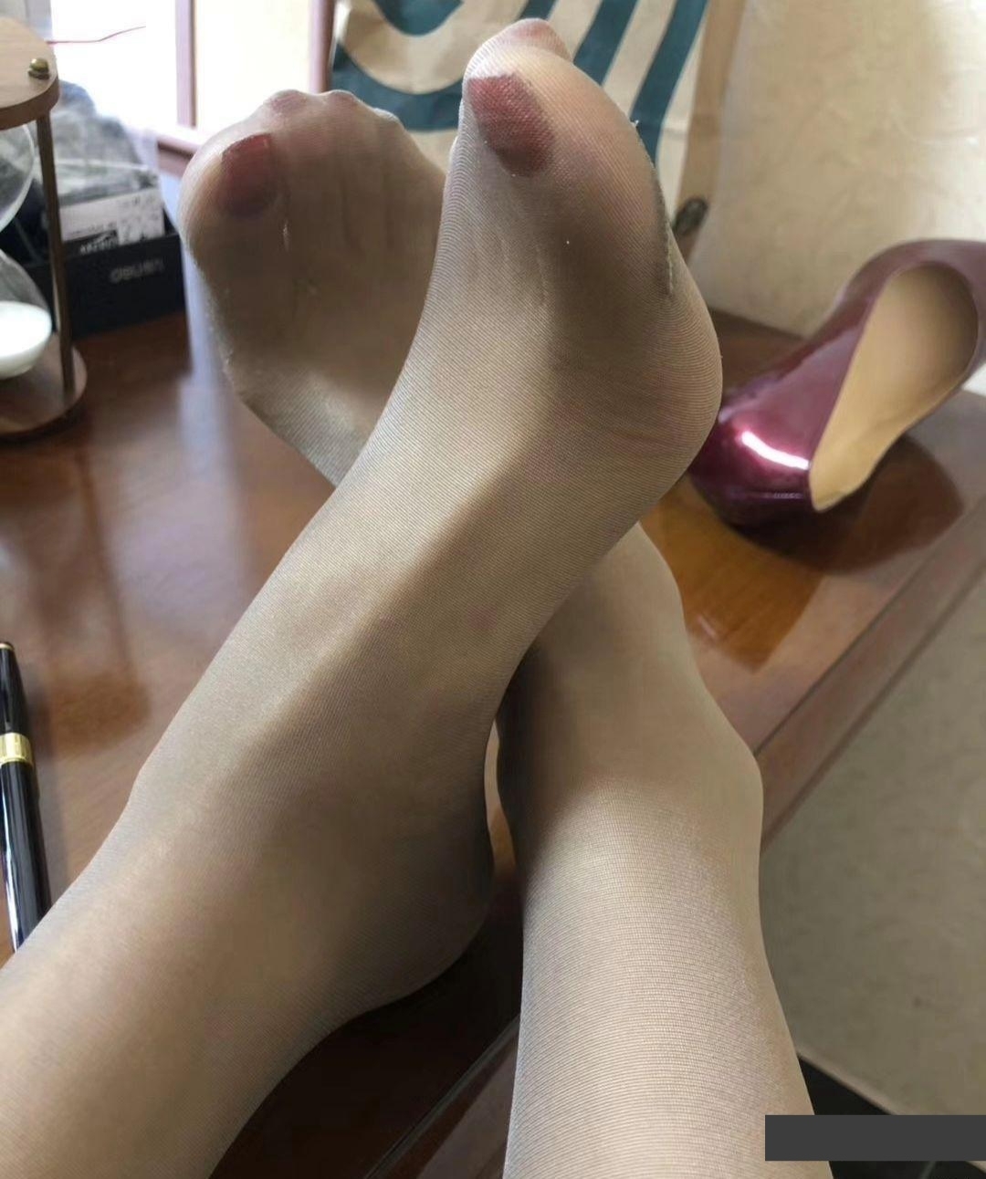 有丝袜控的我,偷摸把老板娘的美腿拍了下来,这丝袜大美腿咋样?