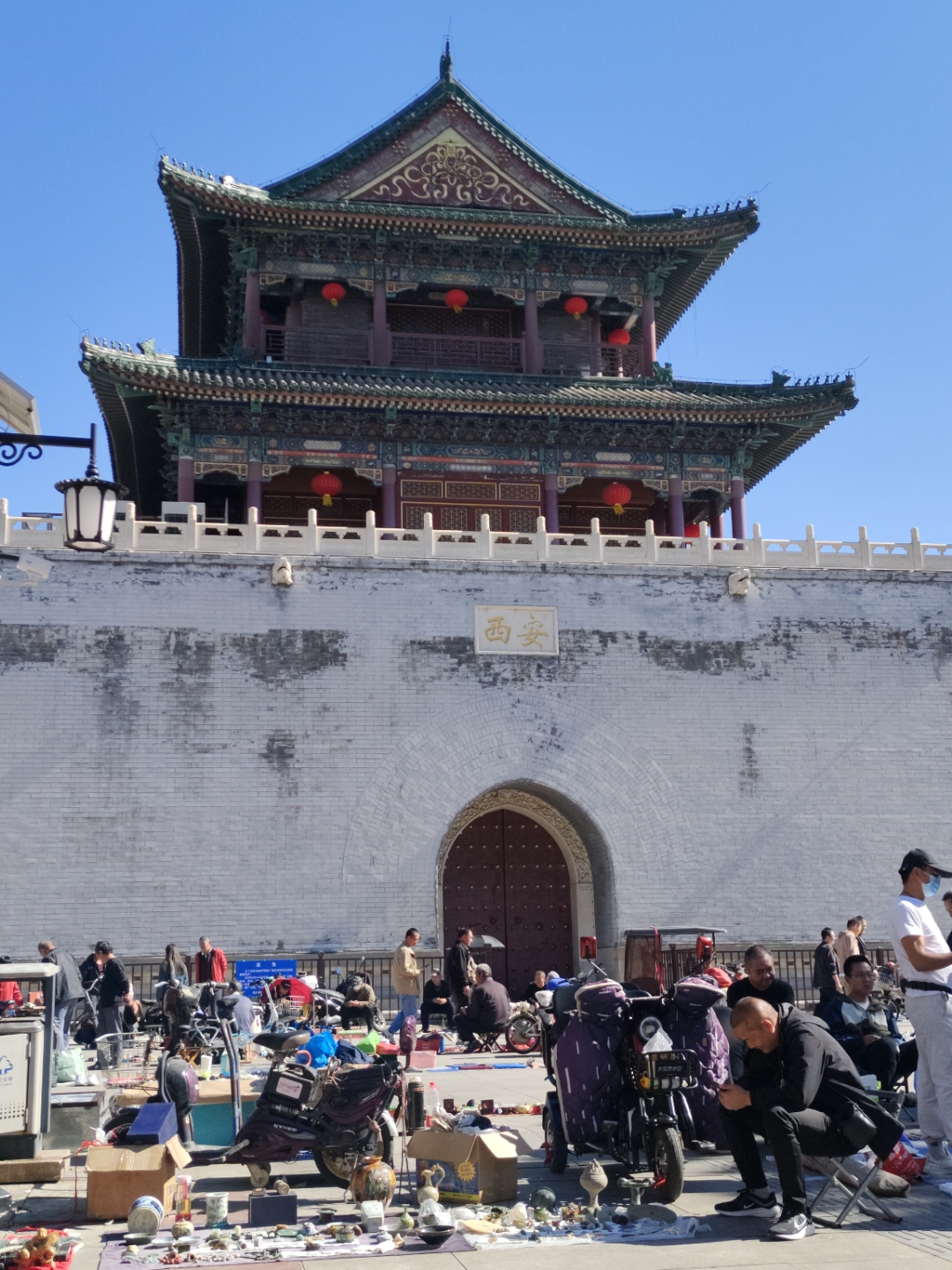 主题:天津鼓楼  在热闹的市场中,各种摆摊的商贩和游客构成了五彩斑斓