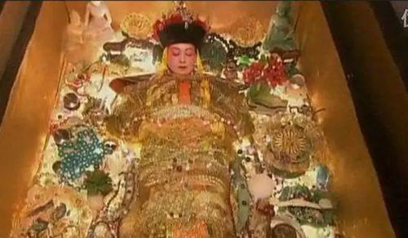 "下图是慈禧一生的最后一张照片,拍摄时间是1983年,即慈禧内棺第三次