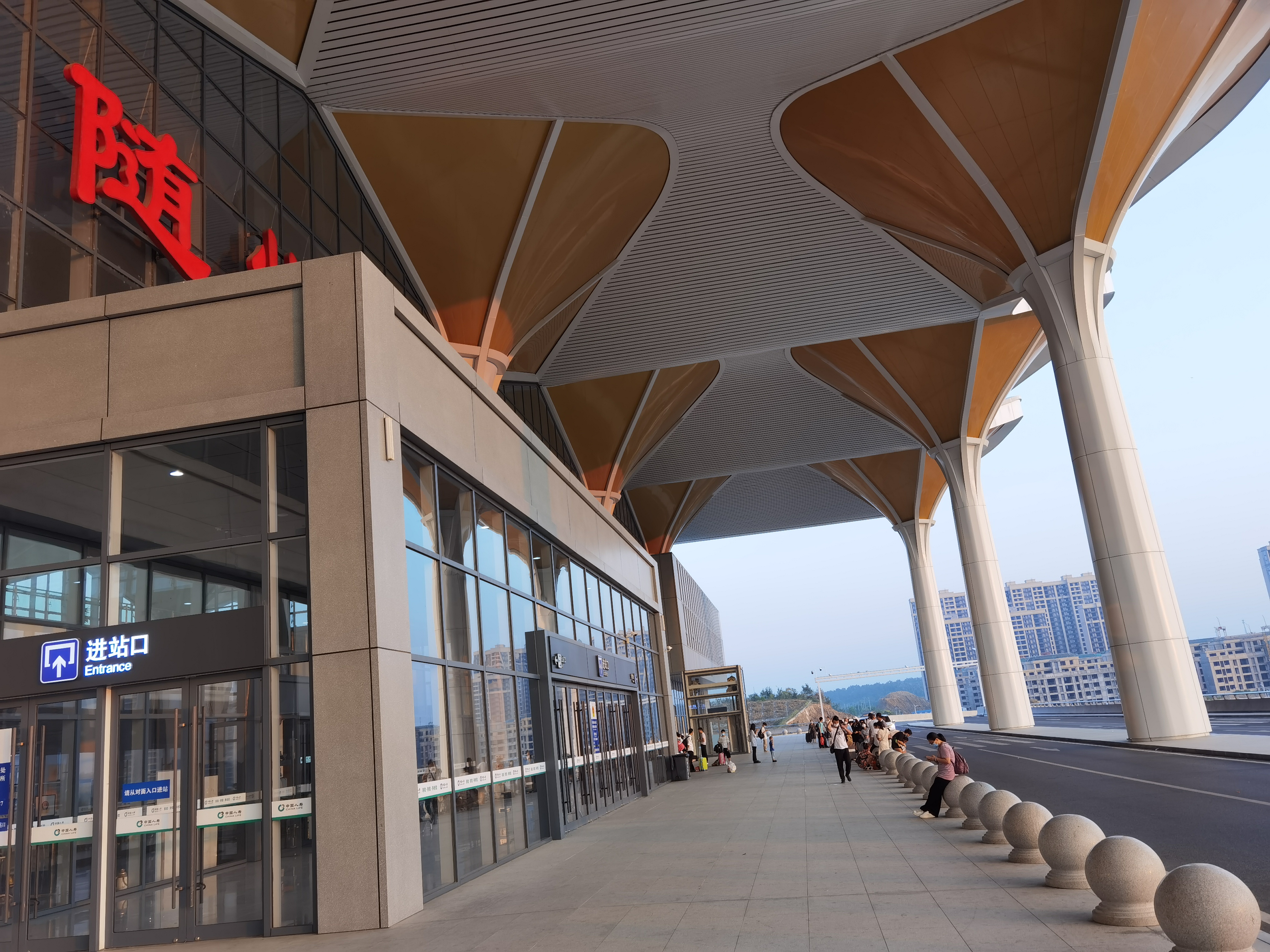 随州南站真差劲,早晨6点20,这么多旅客门外等着,不开门,打厅一个人都